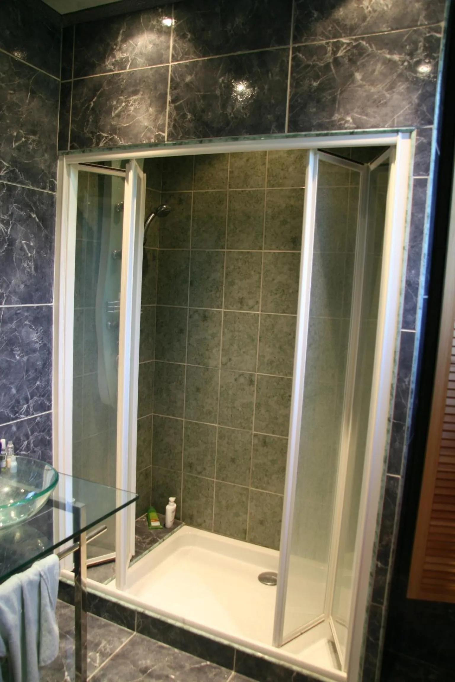 Bathroom in Chambres d'hôtes & Gîtes La Paysanne