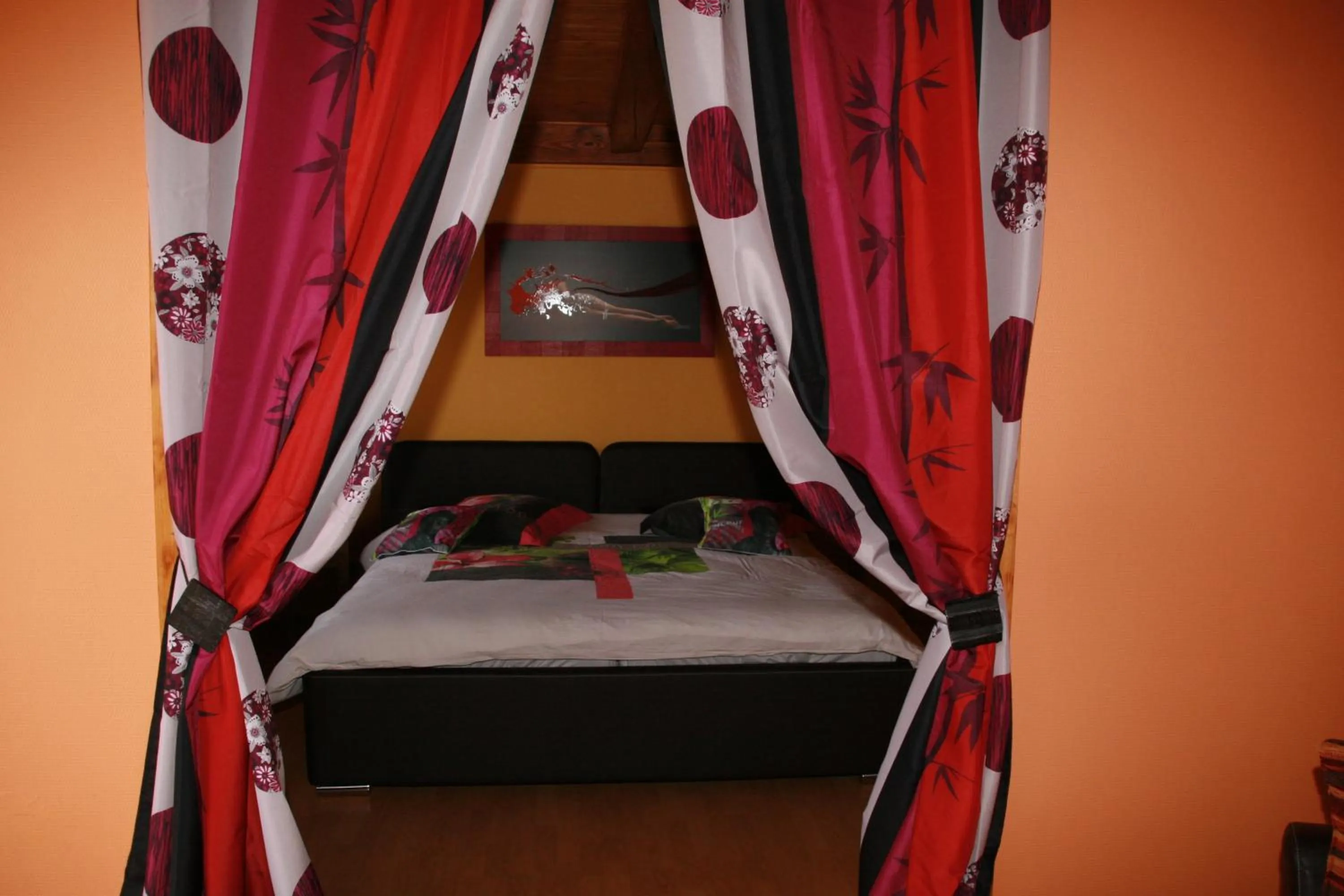 Bathroom, Bed in Chambres d'hôtes & Gîtes La Paysanne