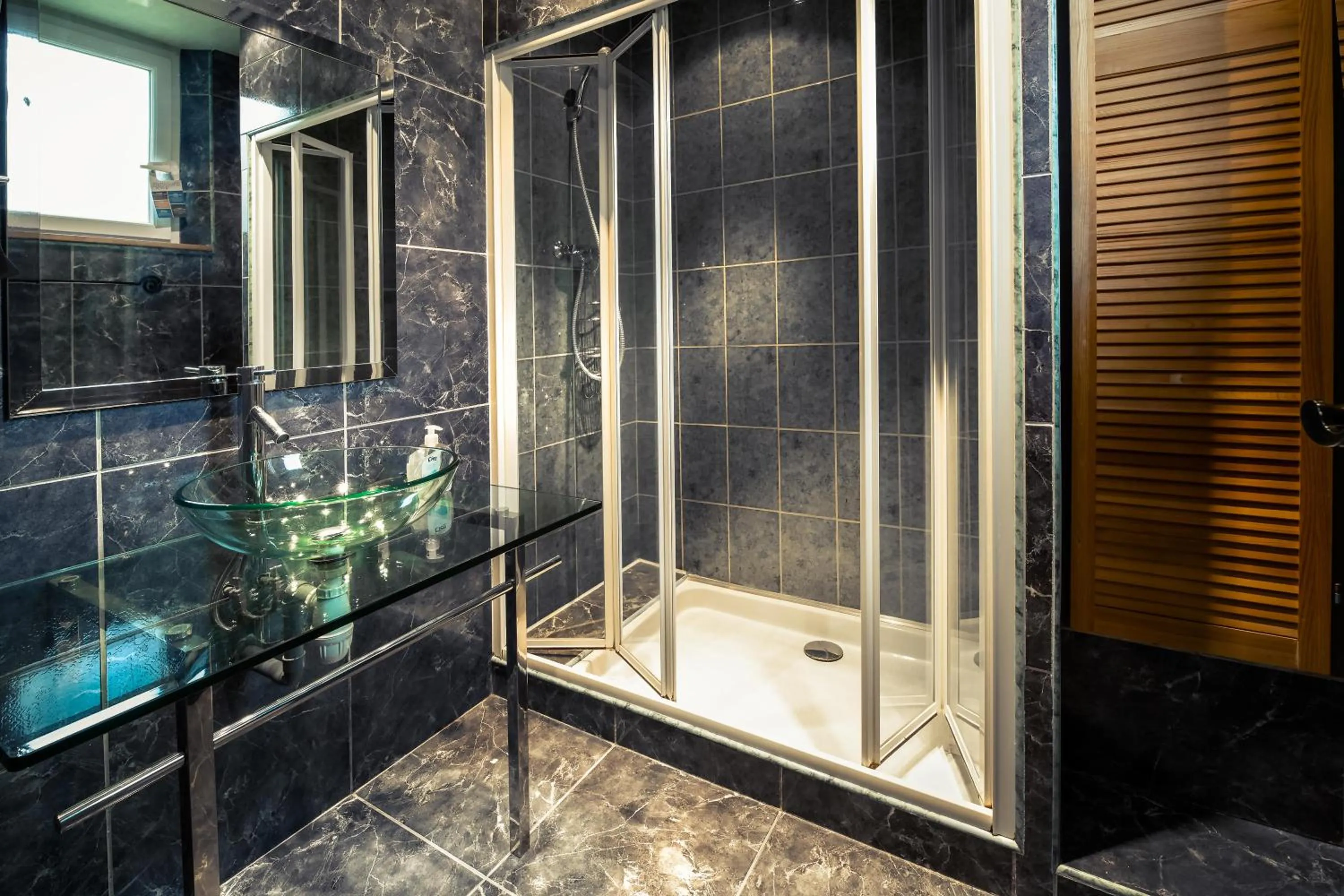 Shower in Chambres d'hôtes & Gîtes La Paysanne