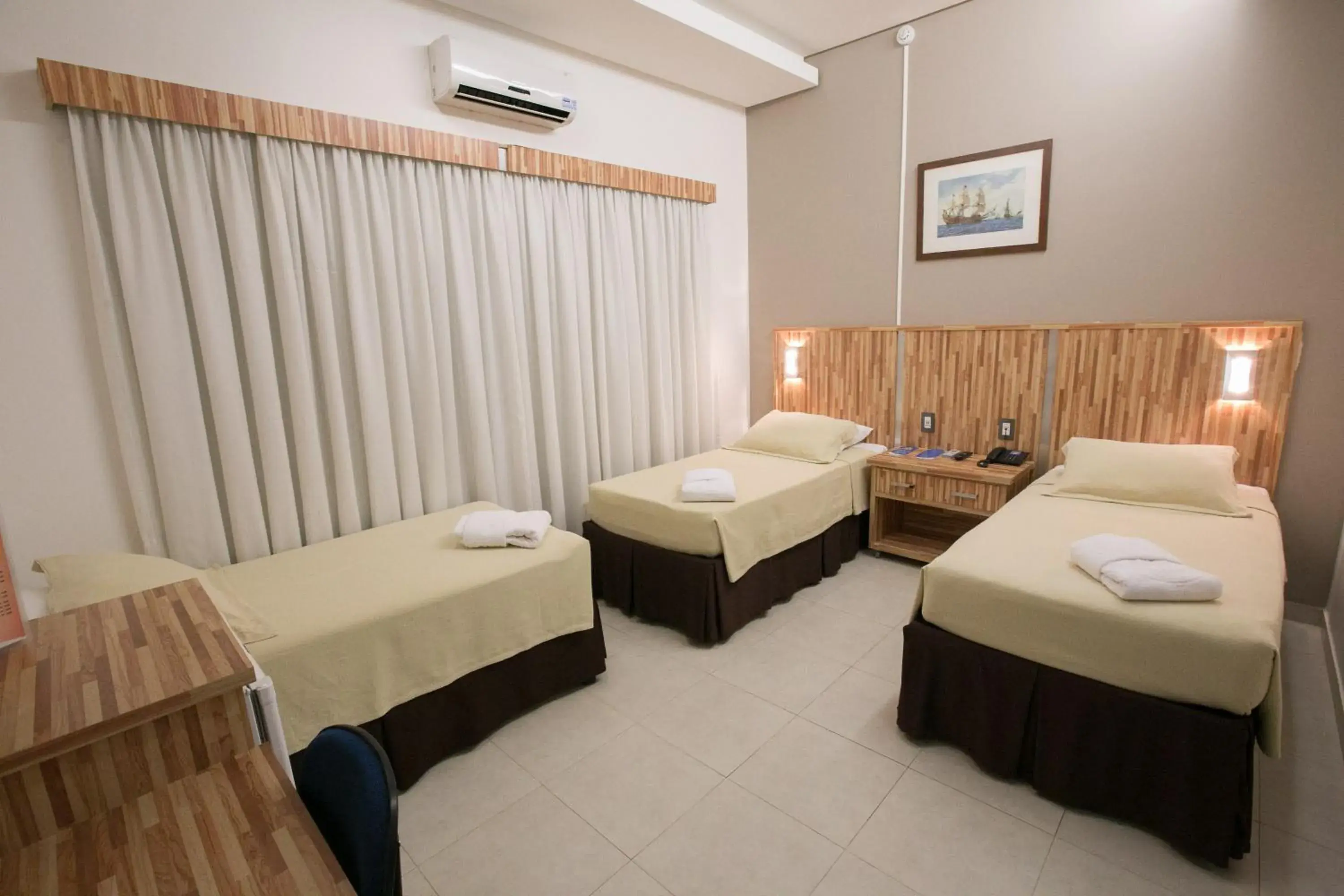 Quadruple Room - single occupancy in Hotel Colombo Quadruple Room - single occupancy in Hotel Colombo