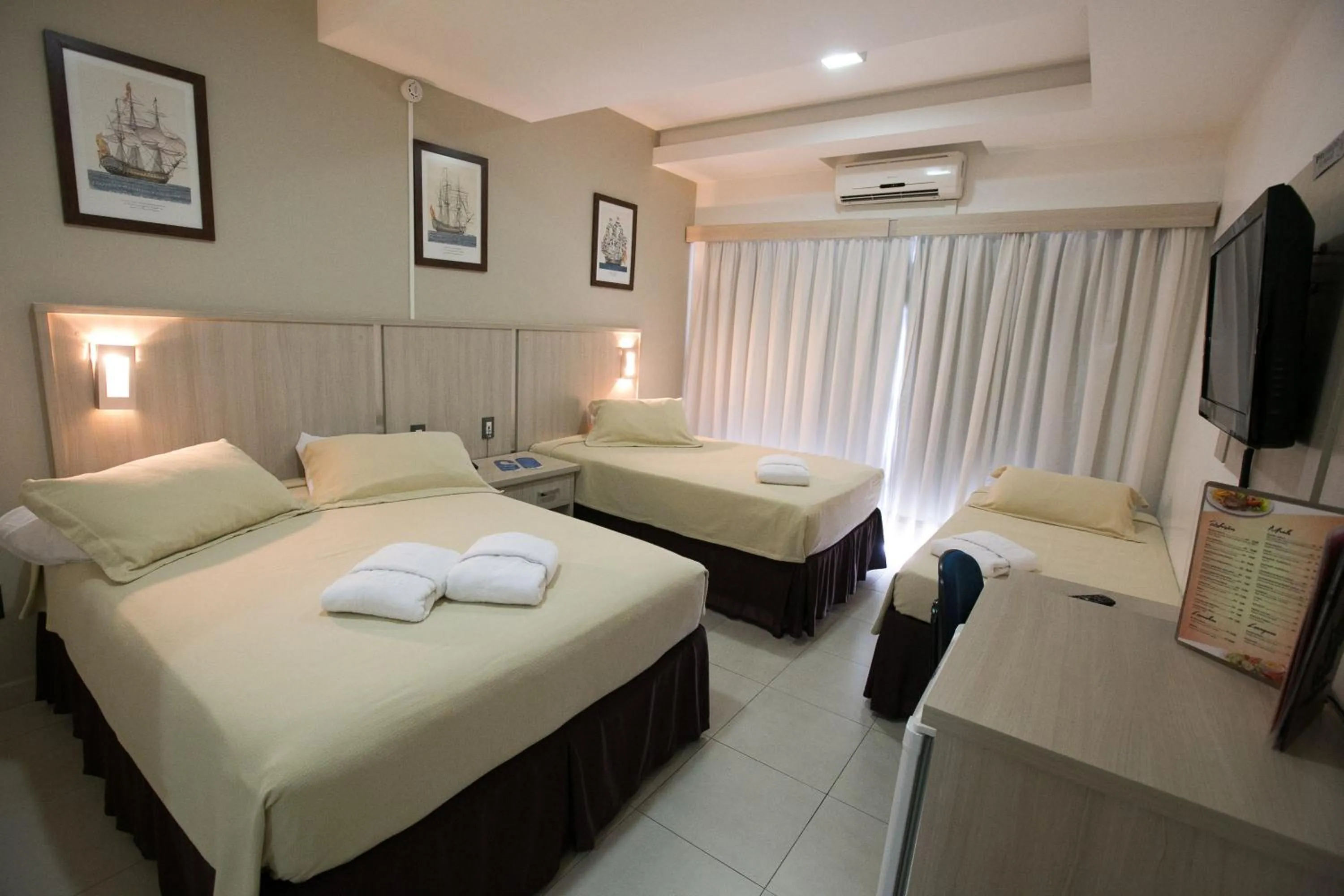 Photo of the whole room, Bed in Hotel Colombo