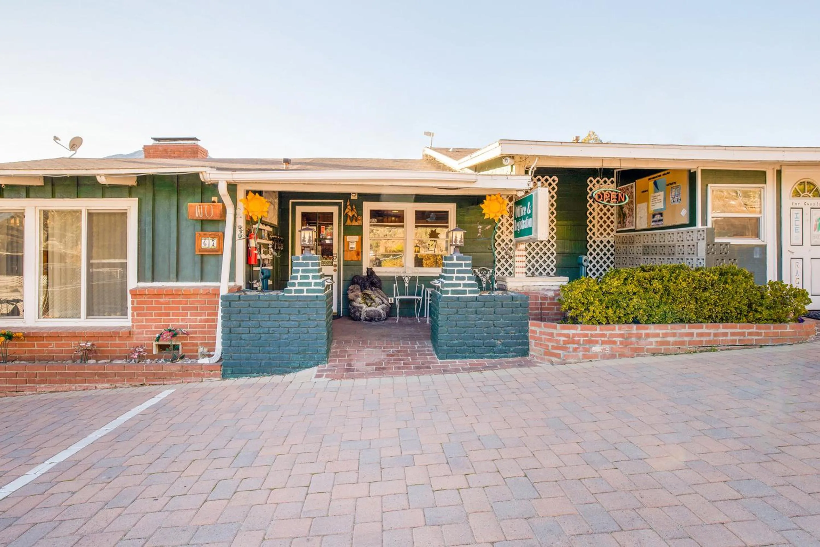Facade/entrance in The Kern Lodge