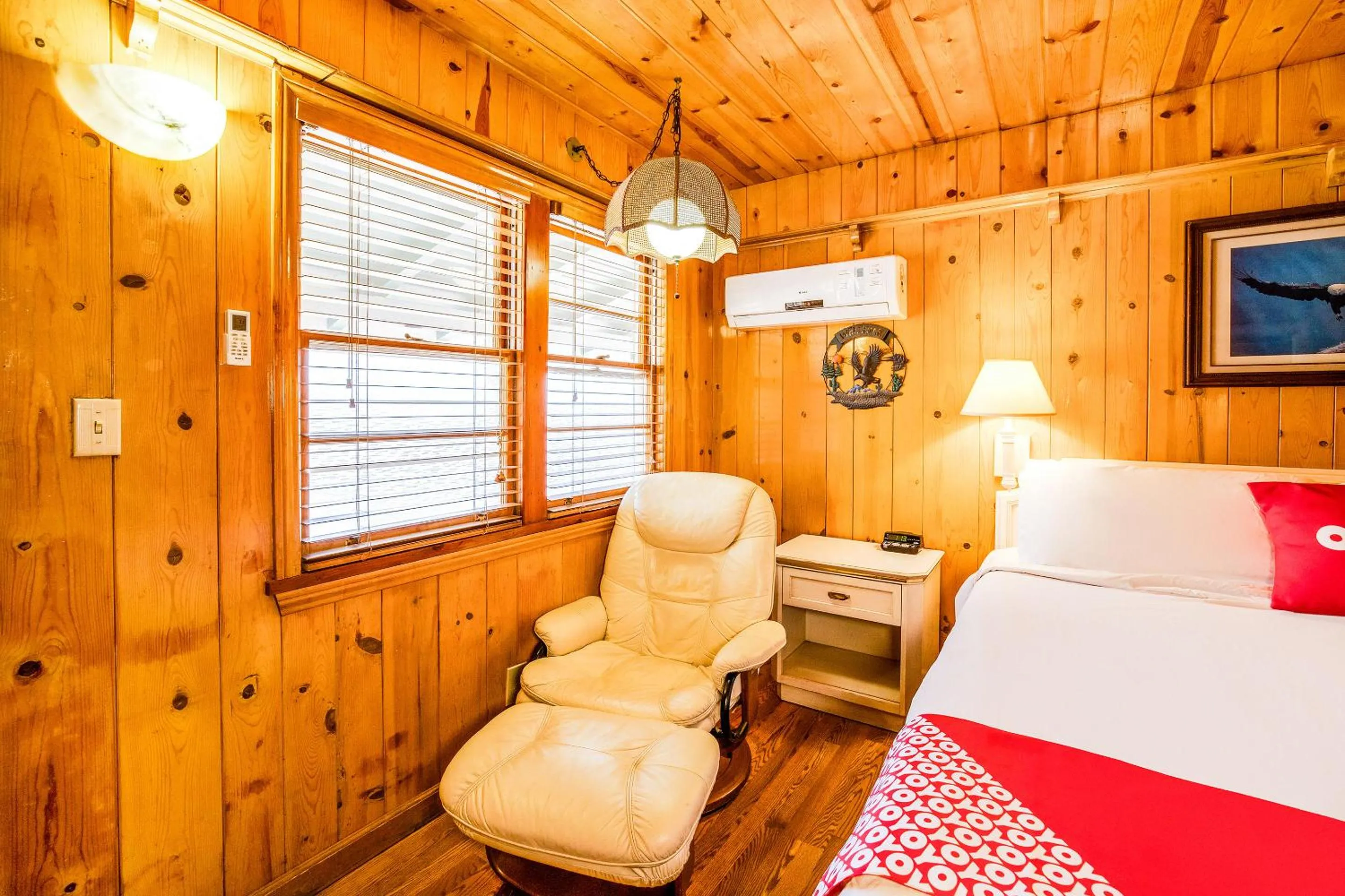 Seating area, Bed in The Kern Lodge