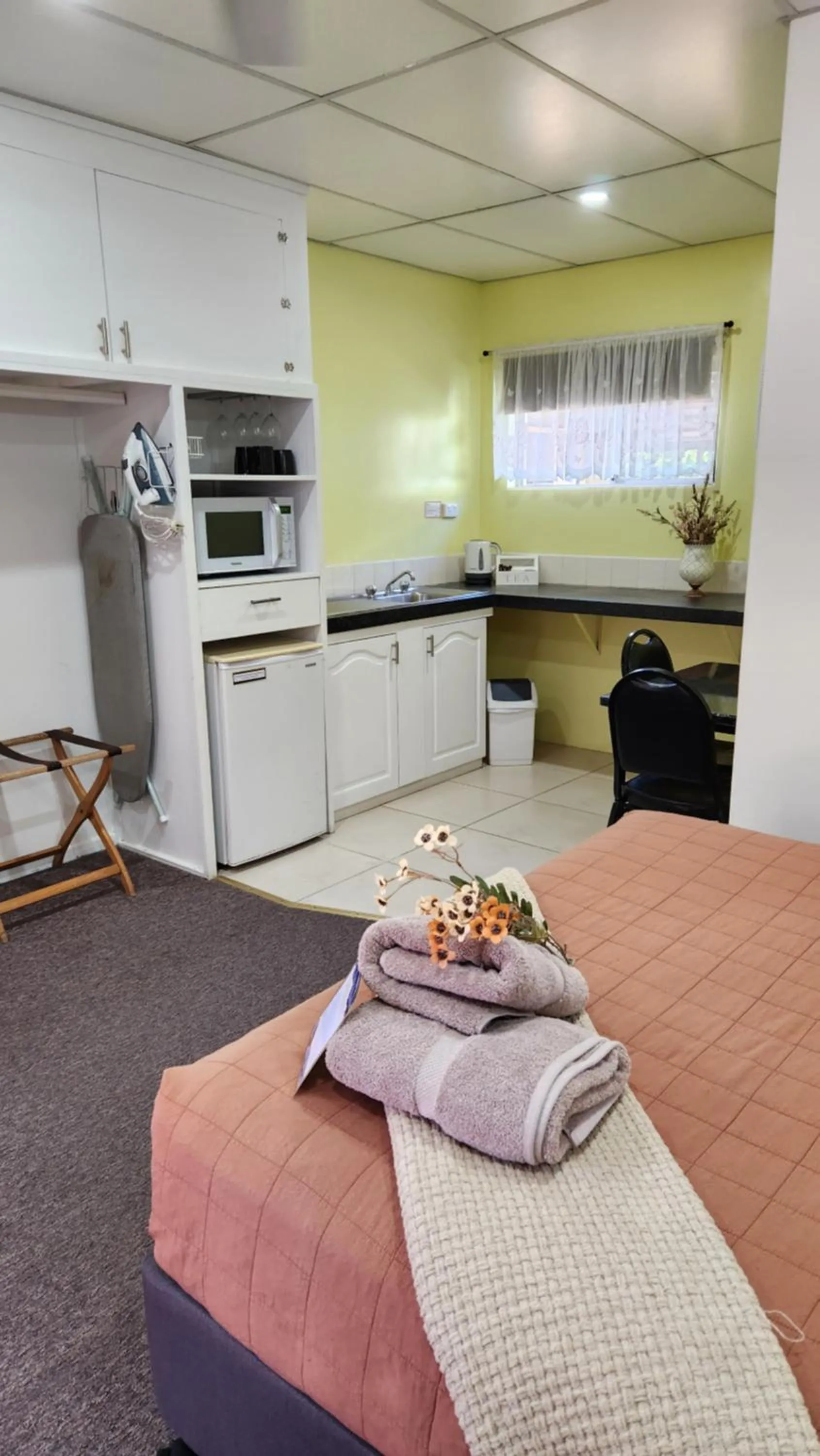 Kitchen or kitchenette in Gold City Motel