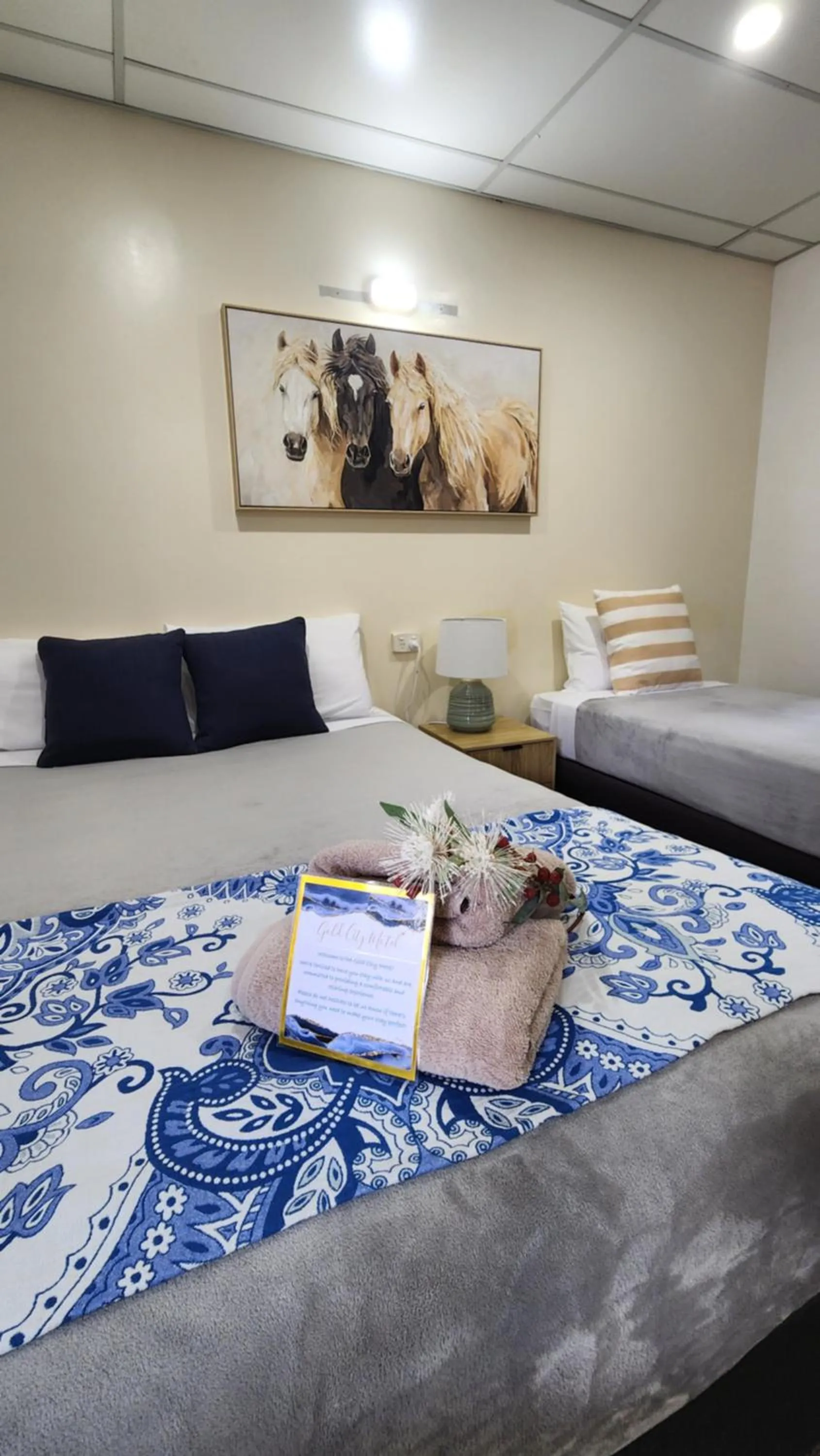 Bedroom, Bed in Gold City Motel