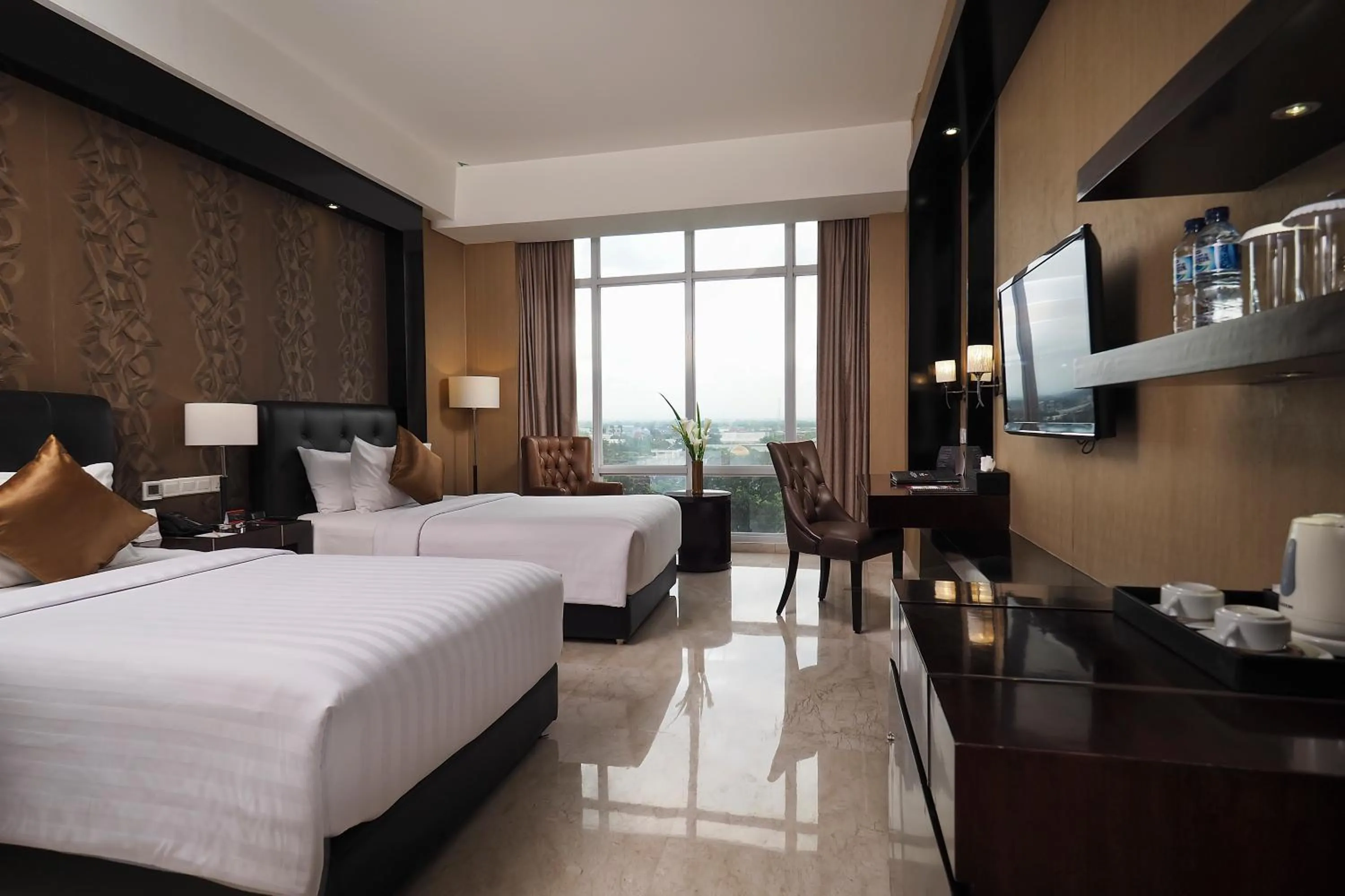 Coffee/tea facilities, Bed in Grand Mercure Solo Baru