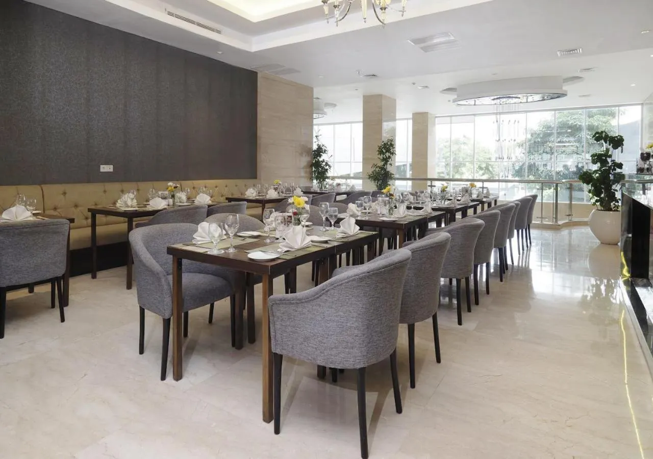 Restaurant/places to eat in Grand Mercure Solo Baru