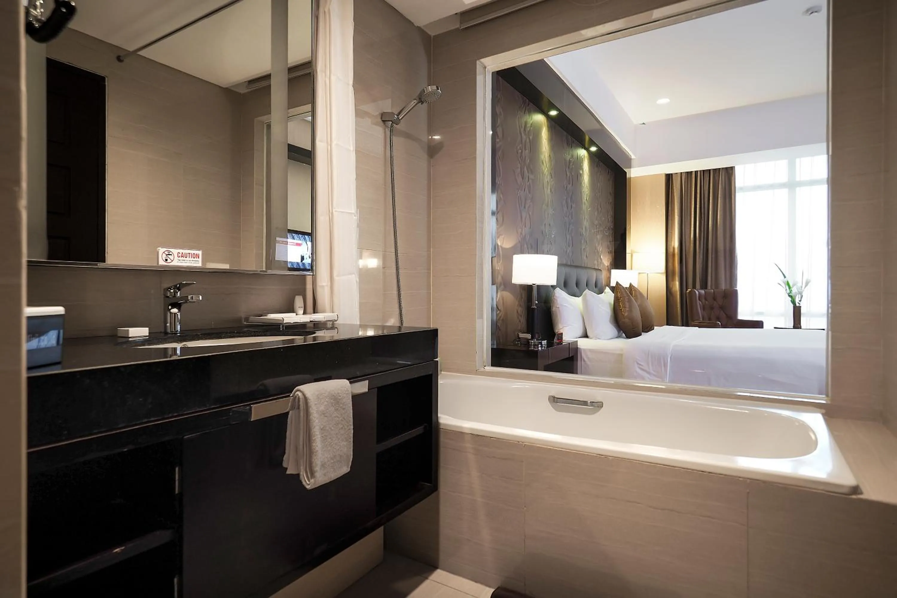 Shower, Bed in Grand Mercure Solo Baru