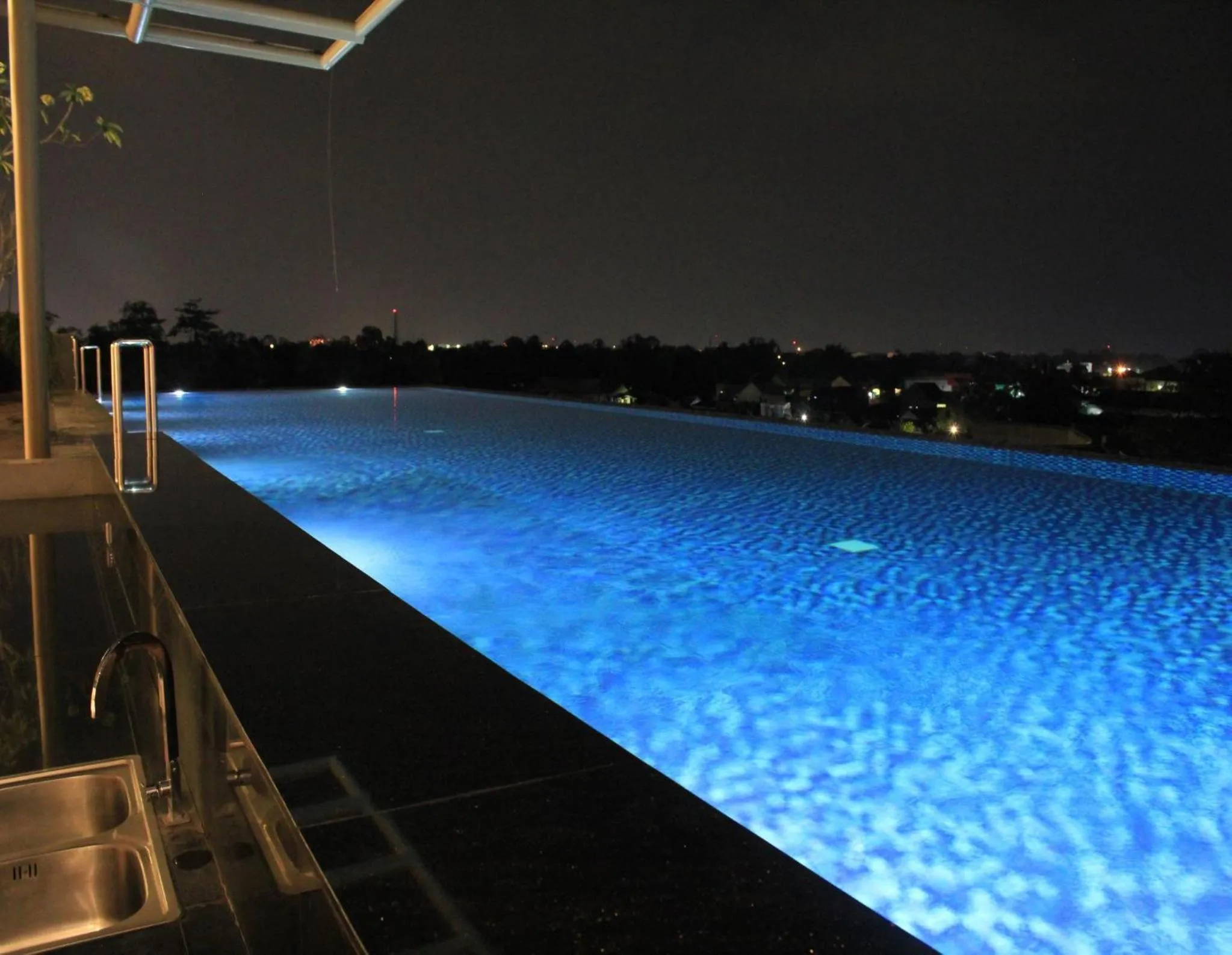 Swimming pool in Grand Mercure Solo Baru