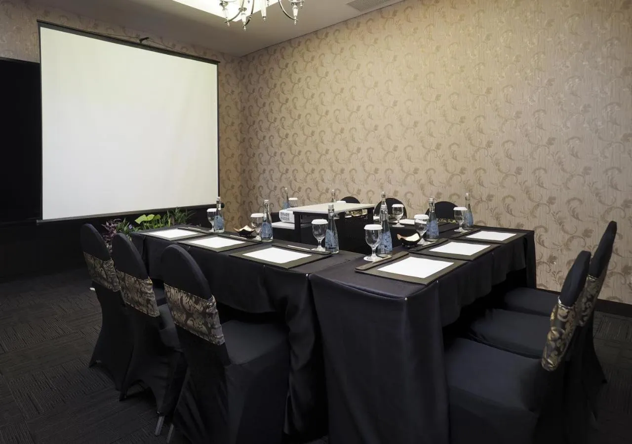 Restaurant/places to eat in Grand Mercure Solo Baru