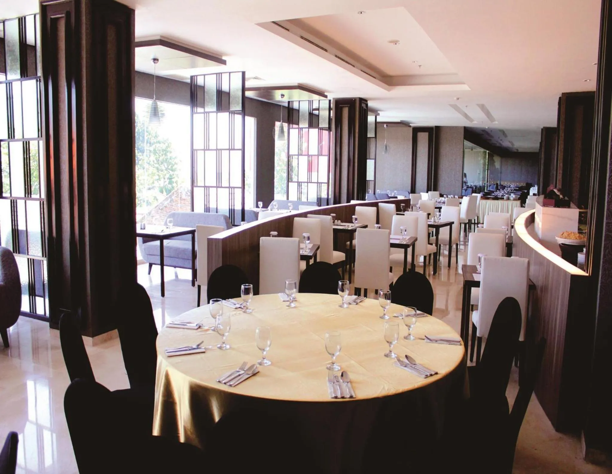 Restaurant/places to eat in Grand Mercure Solo Baru