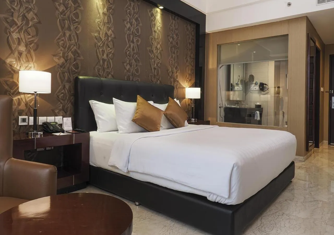 Bed in Grand Mercure Solo Baru