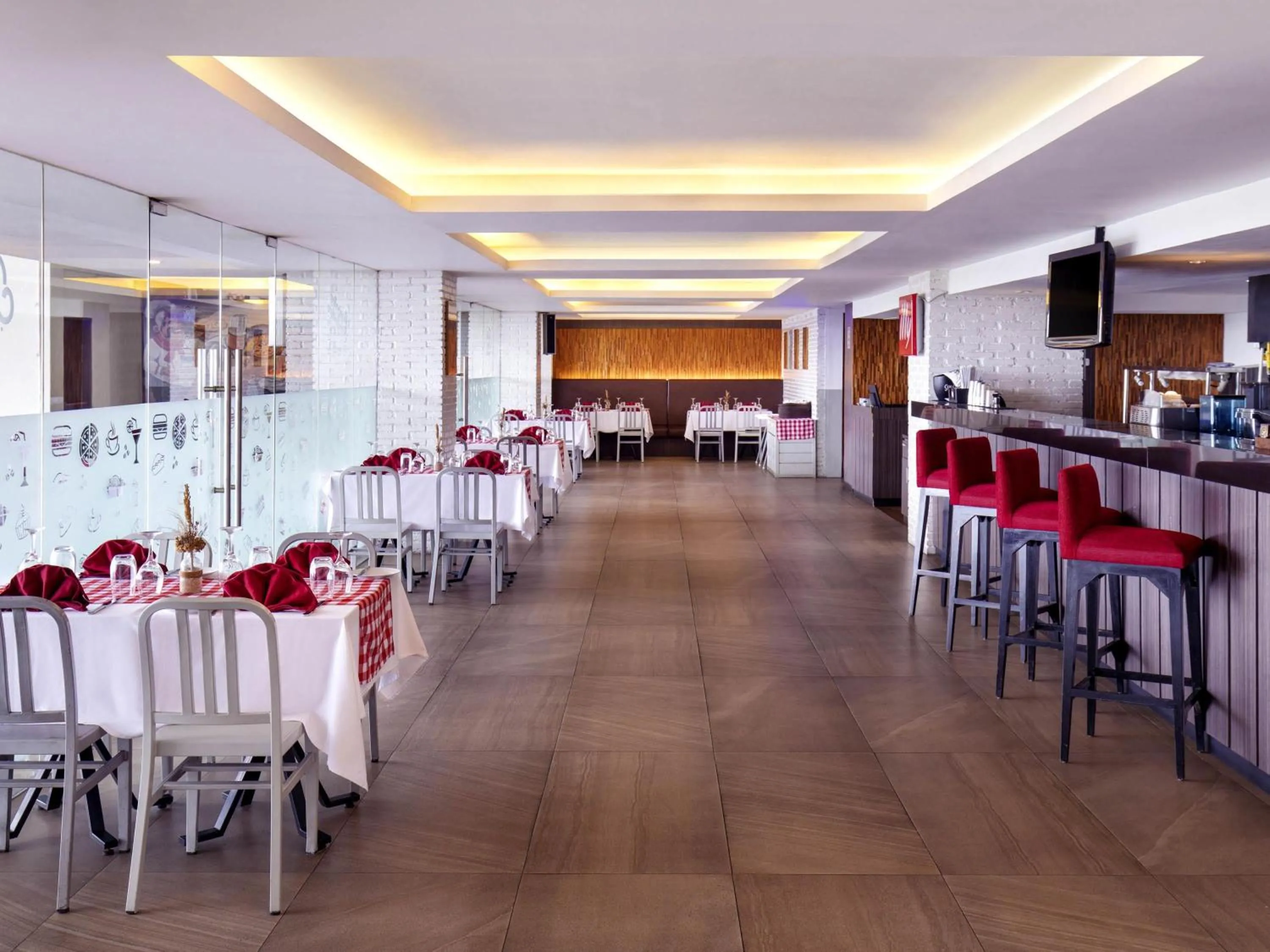 Restaurant/places to eat in Grand Mercure Solo Baru