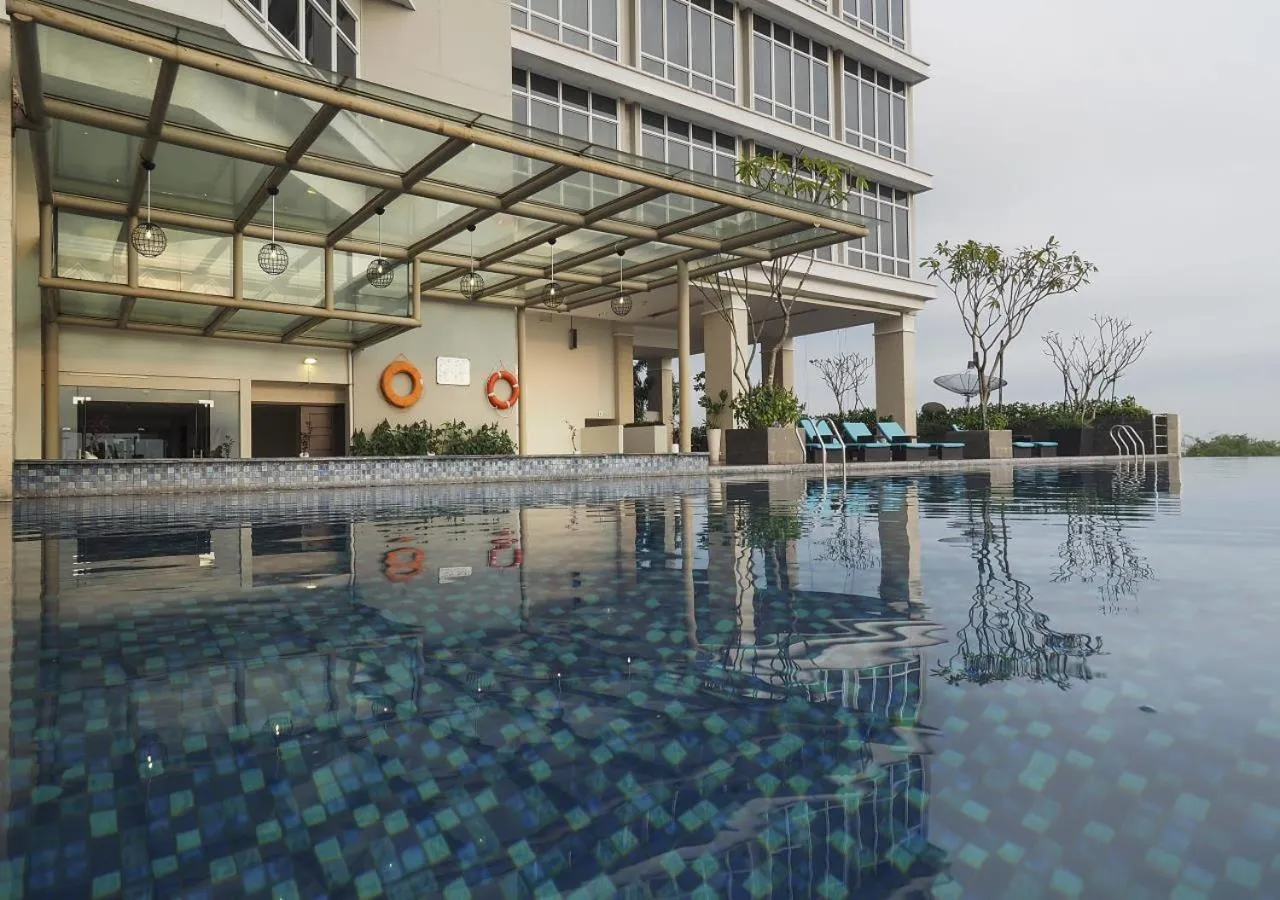 Swimming pool in Grand Mercure Solo Baru