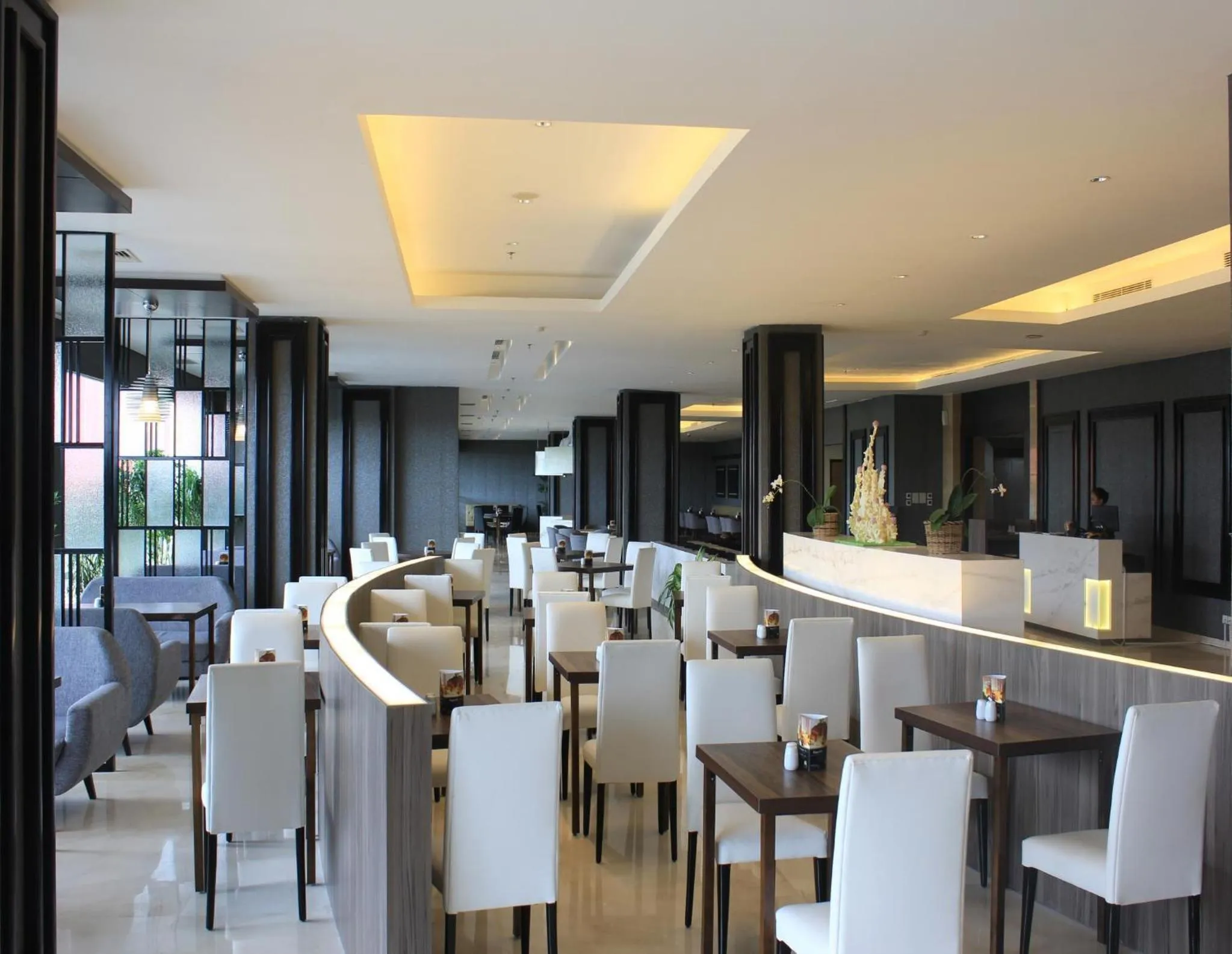 Restaurant/places to eat in Grand Mercure Solo Baru