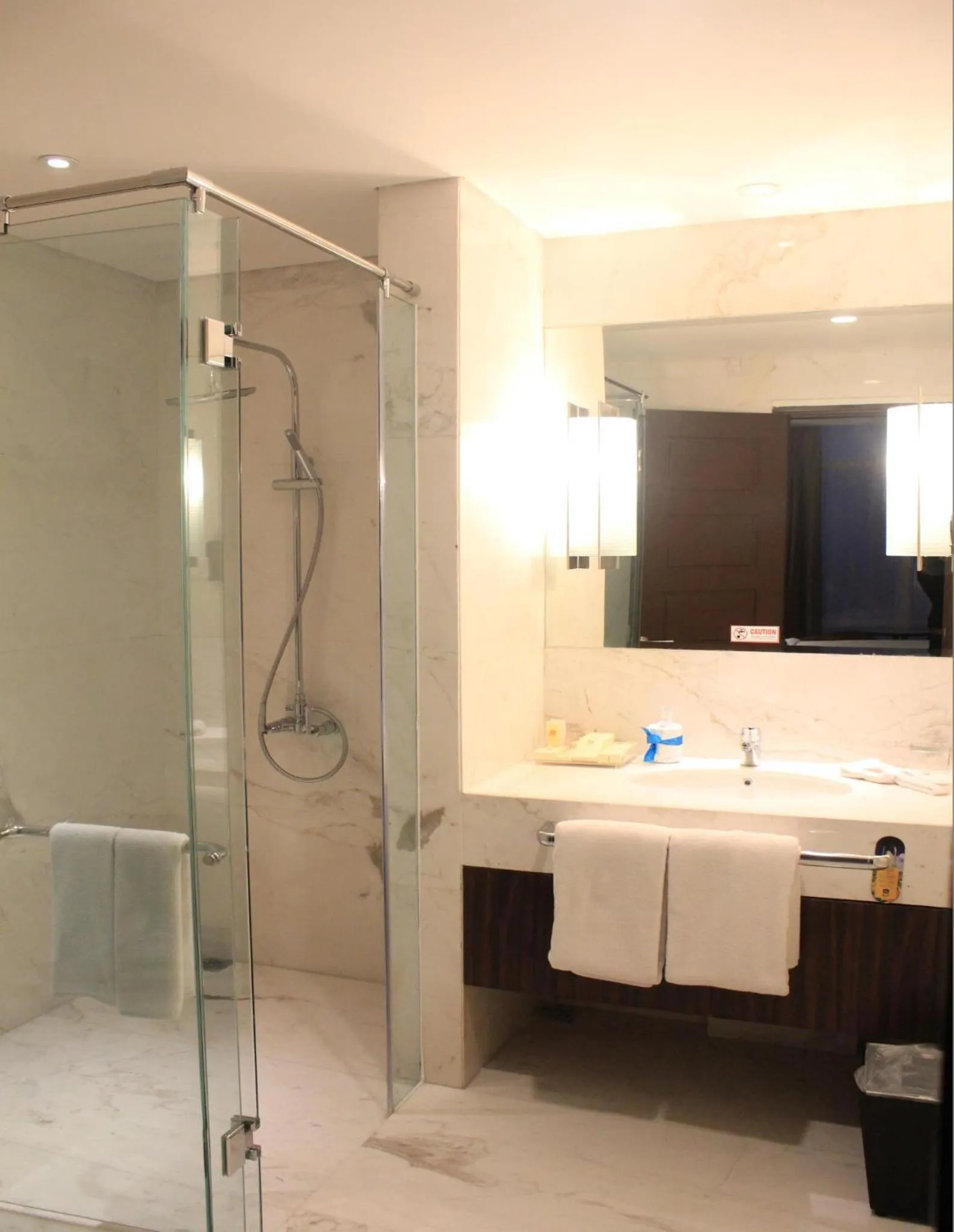Shower in Grand Mercure Solo Baru
