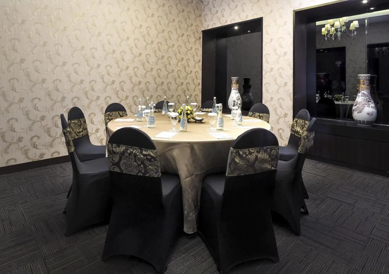 Restaurant/places to eat in Grand Mercure Solo Baru