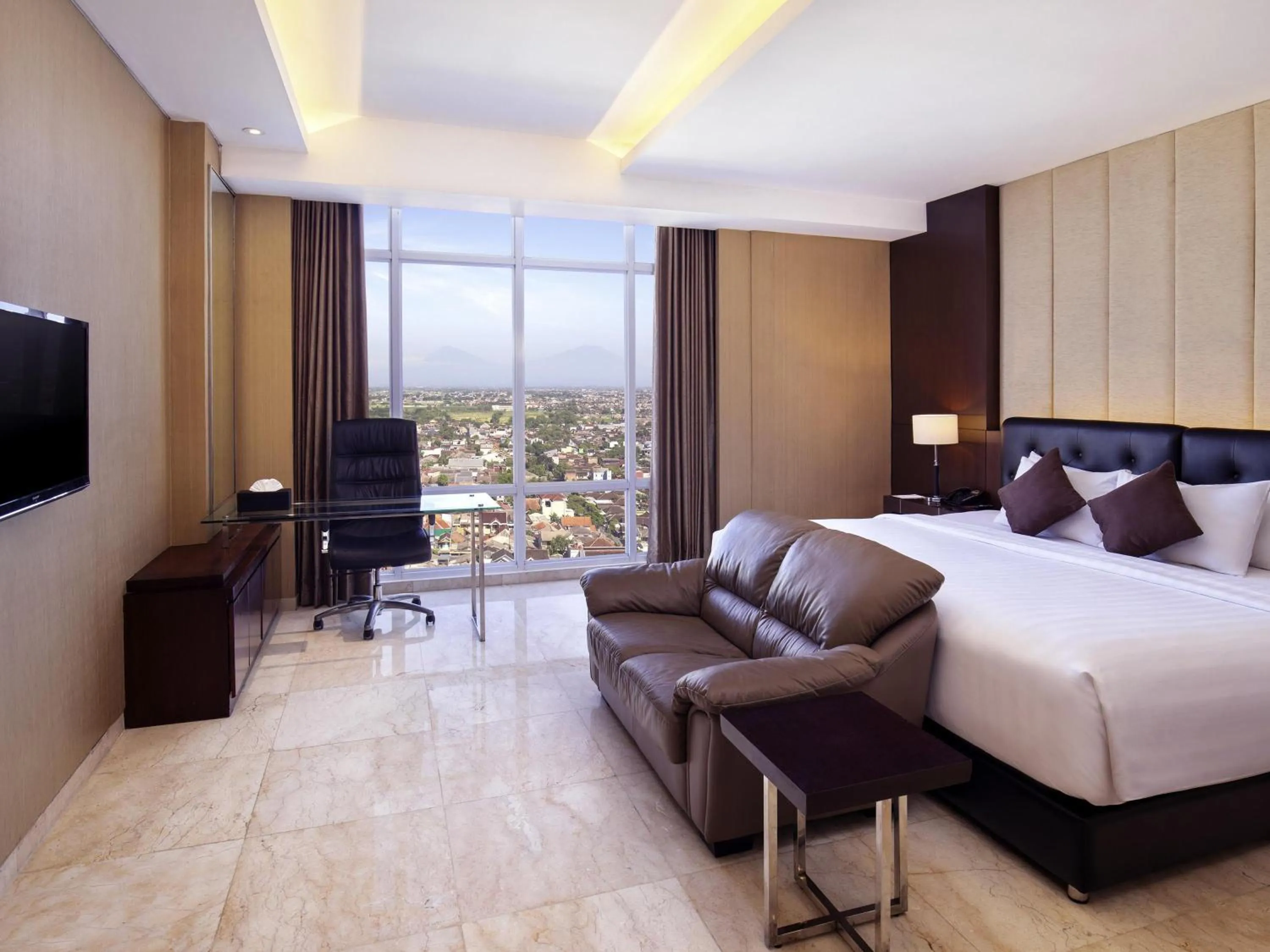 Bedroom, Bed in Grand Mercure Solo Baru