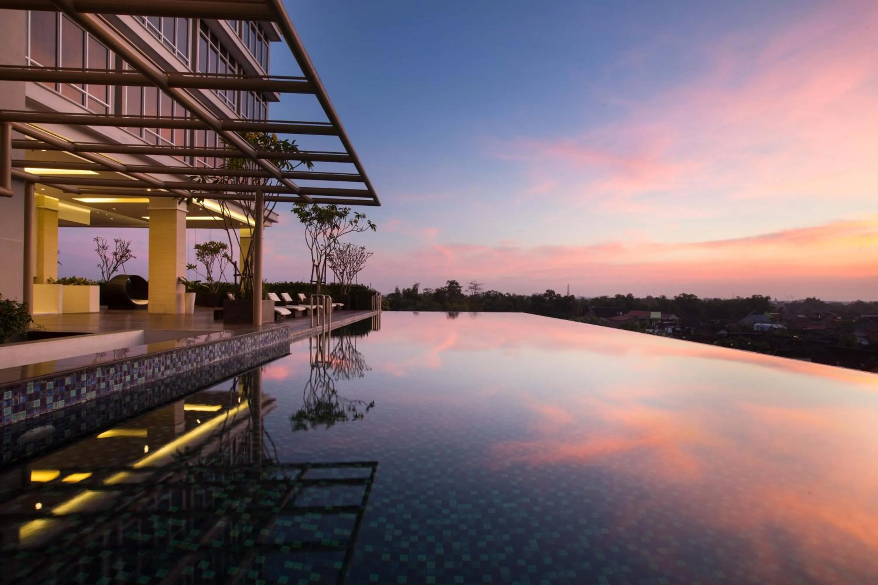 Swimming pool in Grand Mercure Solo Baru