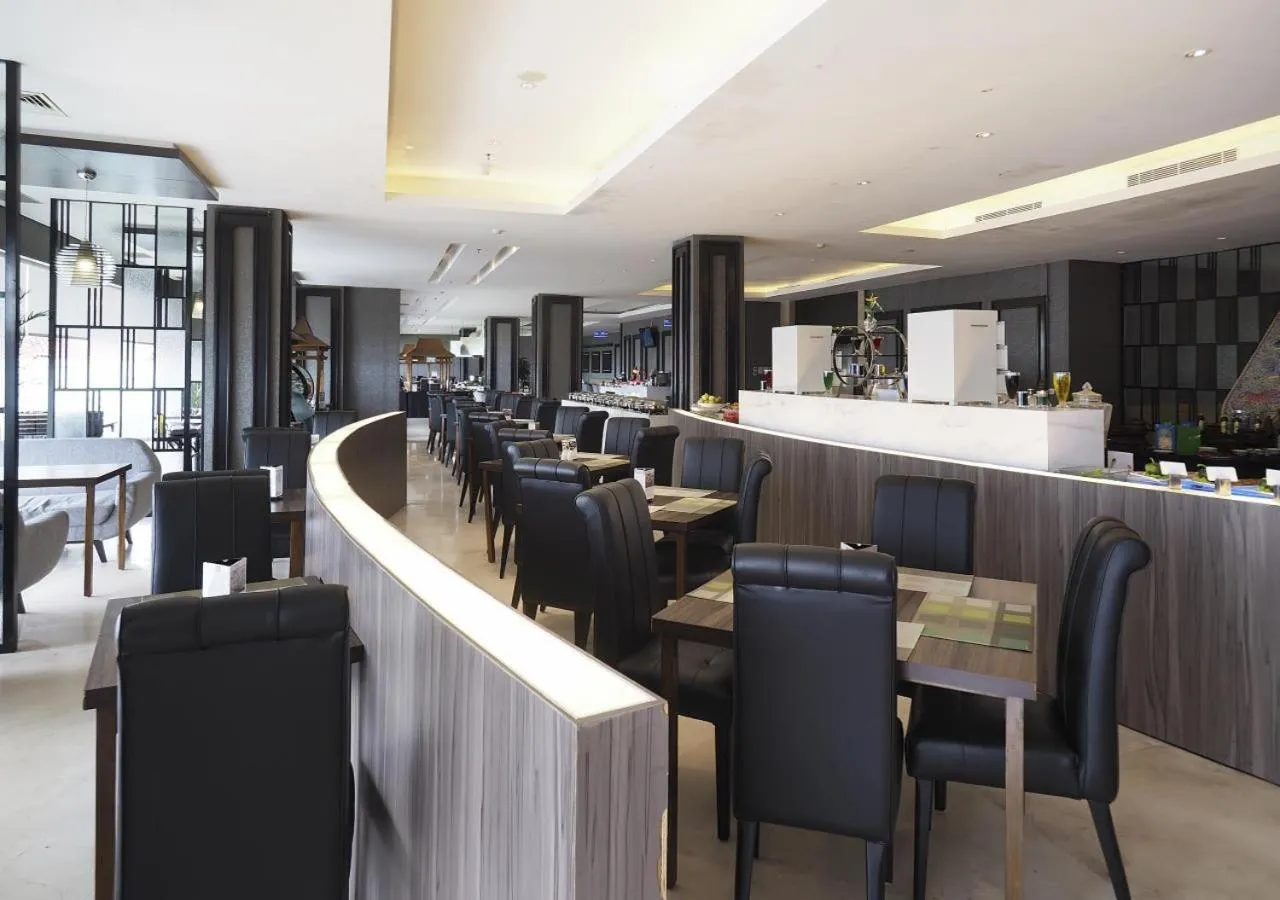 Restaurant/places to eat in Grand Mercure Solo Baru