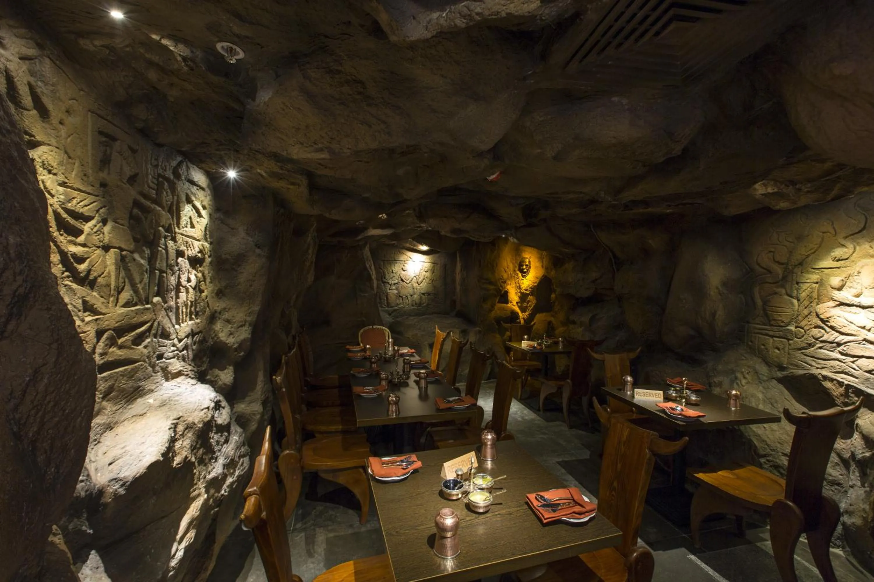 Restaurant/places to eat in The President Hotel