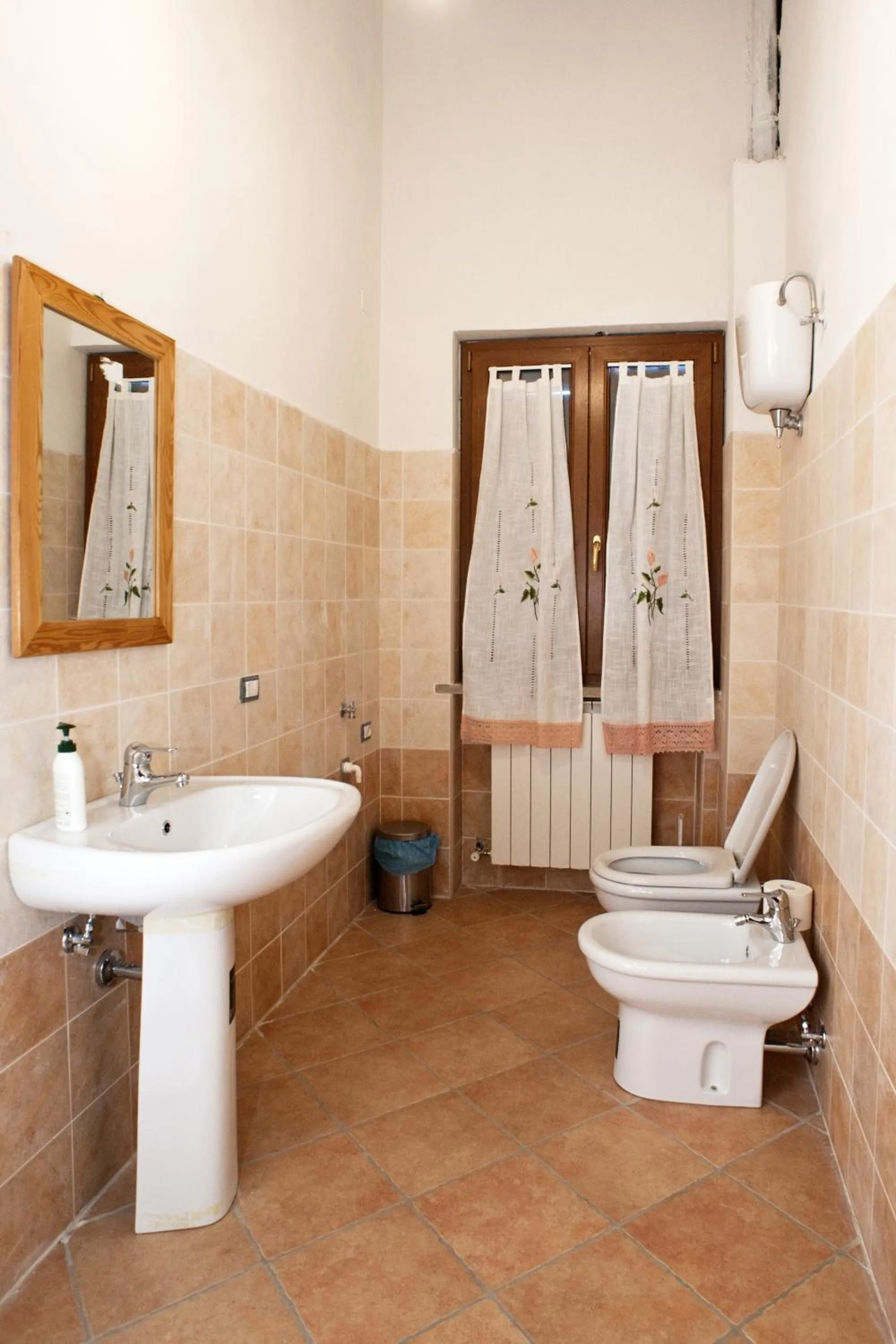 Large Double Room in agriturismo villaggio green