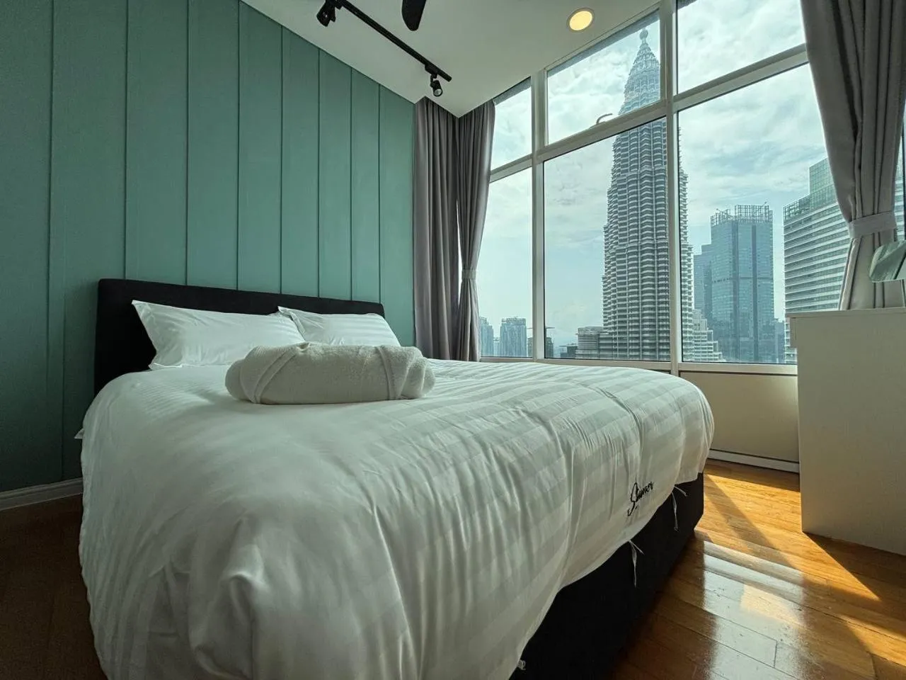 Bed in Sky Suites KLCC by Easy Nap