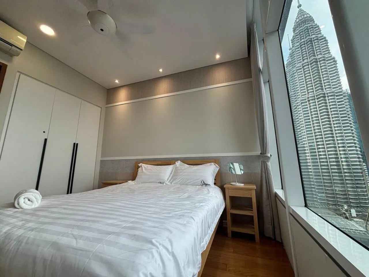 Bed in Sky Suites KLCC by Easy Nap