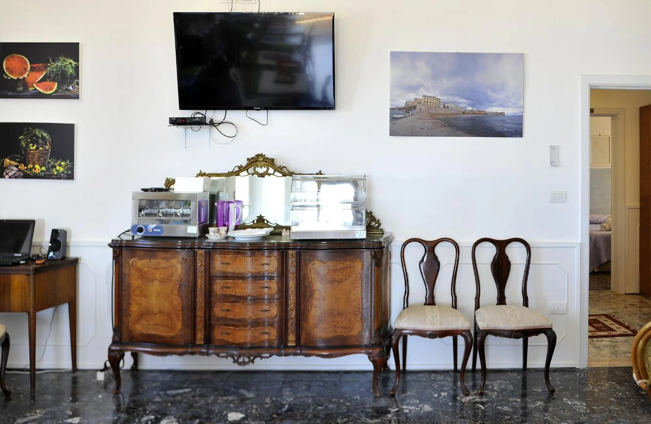 Communal lounge/ TV room in B&B Mareggiata