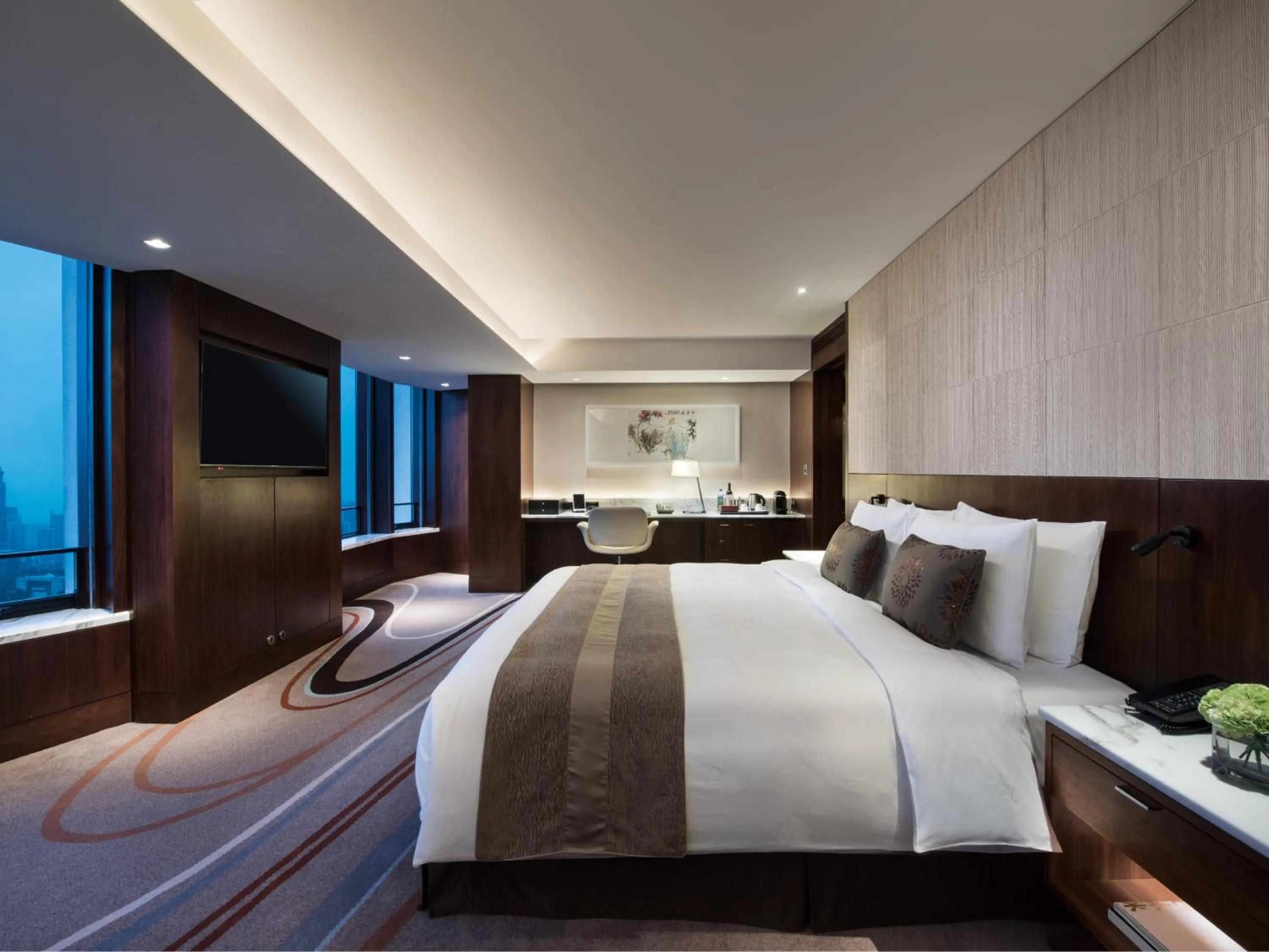 Photo of the whole room, Bed in White Swan Hotel