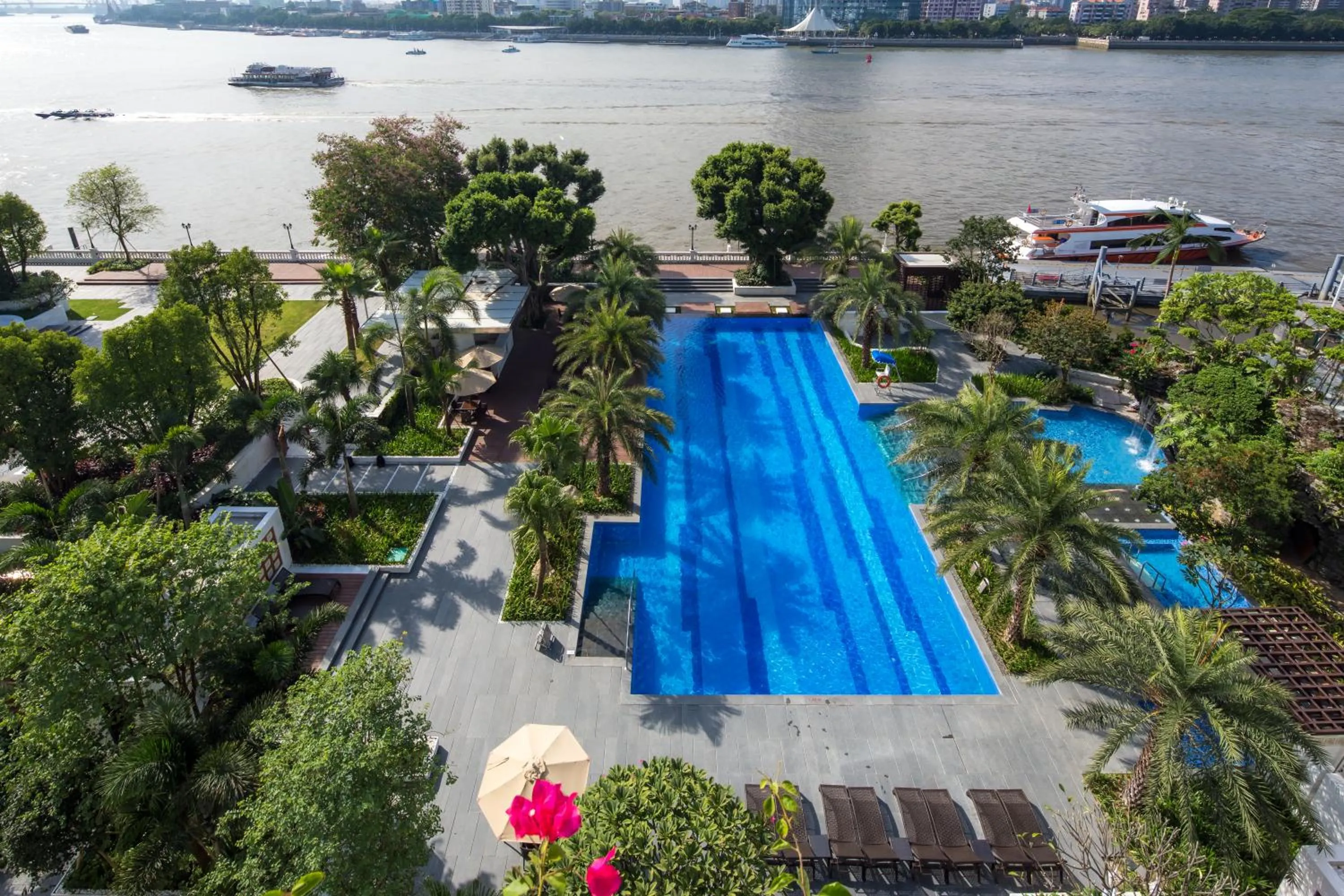 Pool view in White Swan Hotel