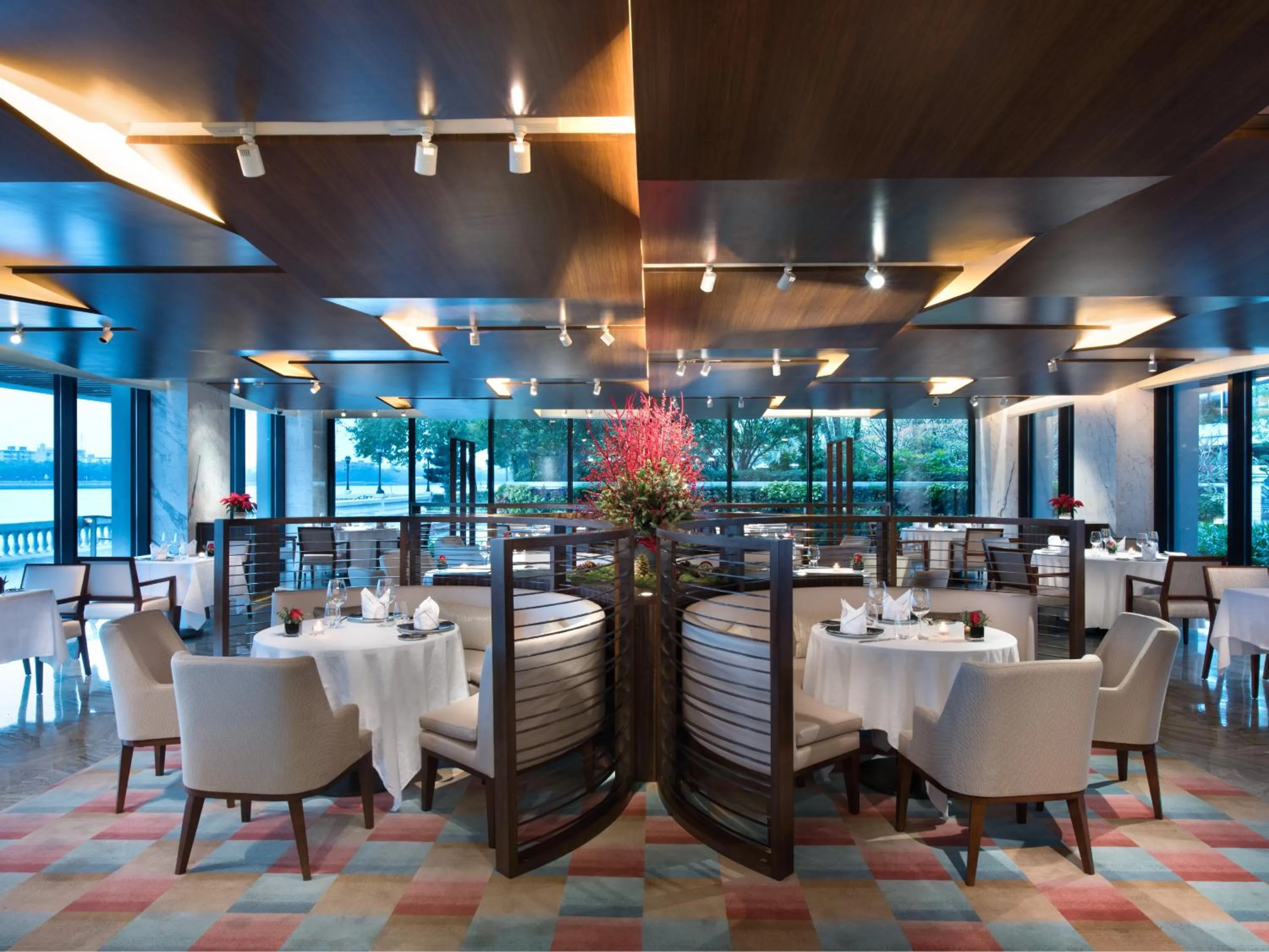 Restaurant/places to eat in White Swan Hotel