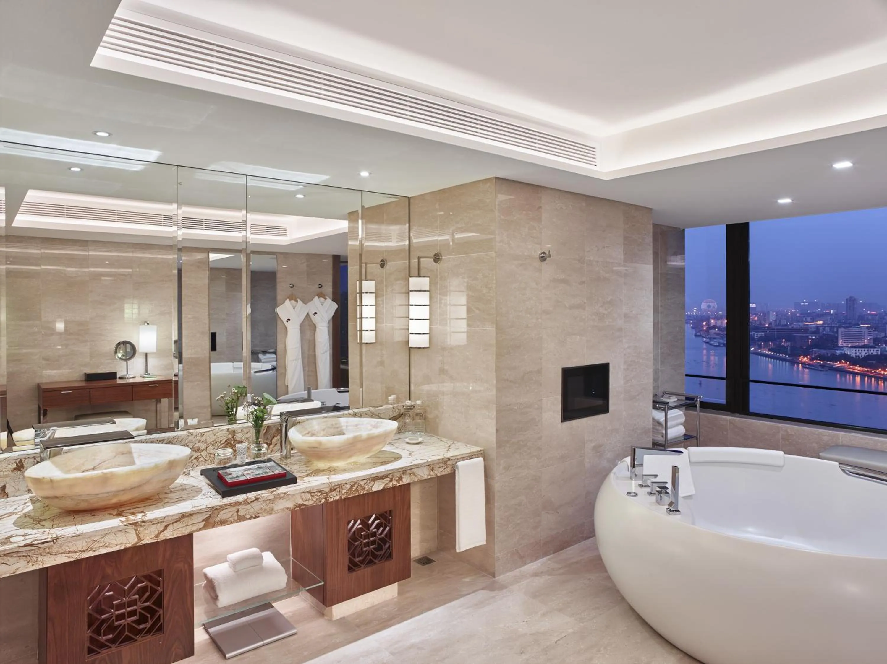 Toilet in White Swan Hotel