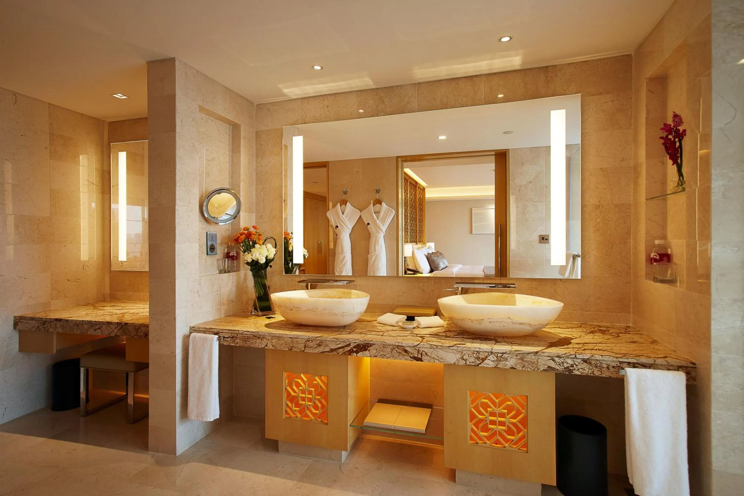 Toilet in White Swan Hotel