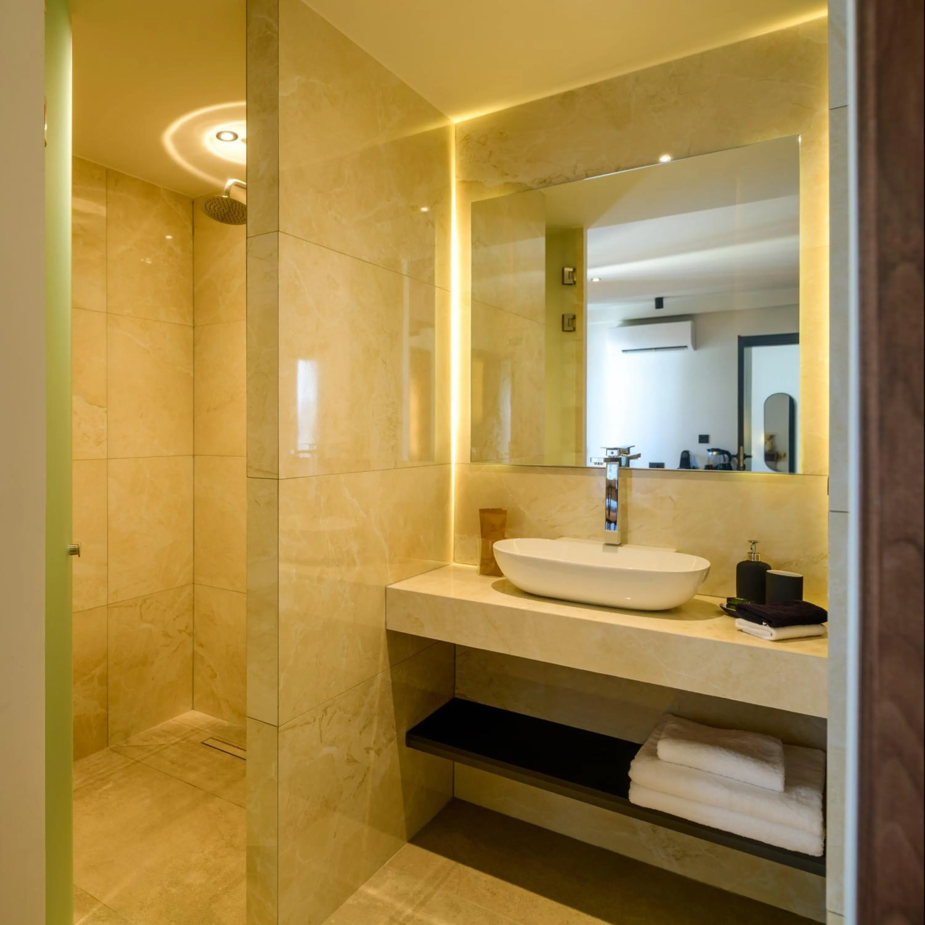 Bathroom in Ermou 26 Hotel