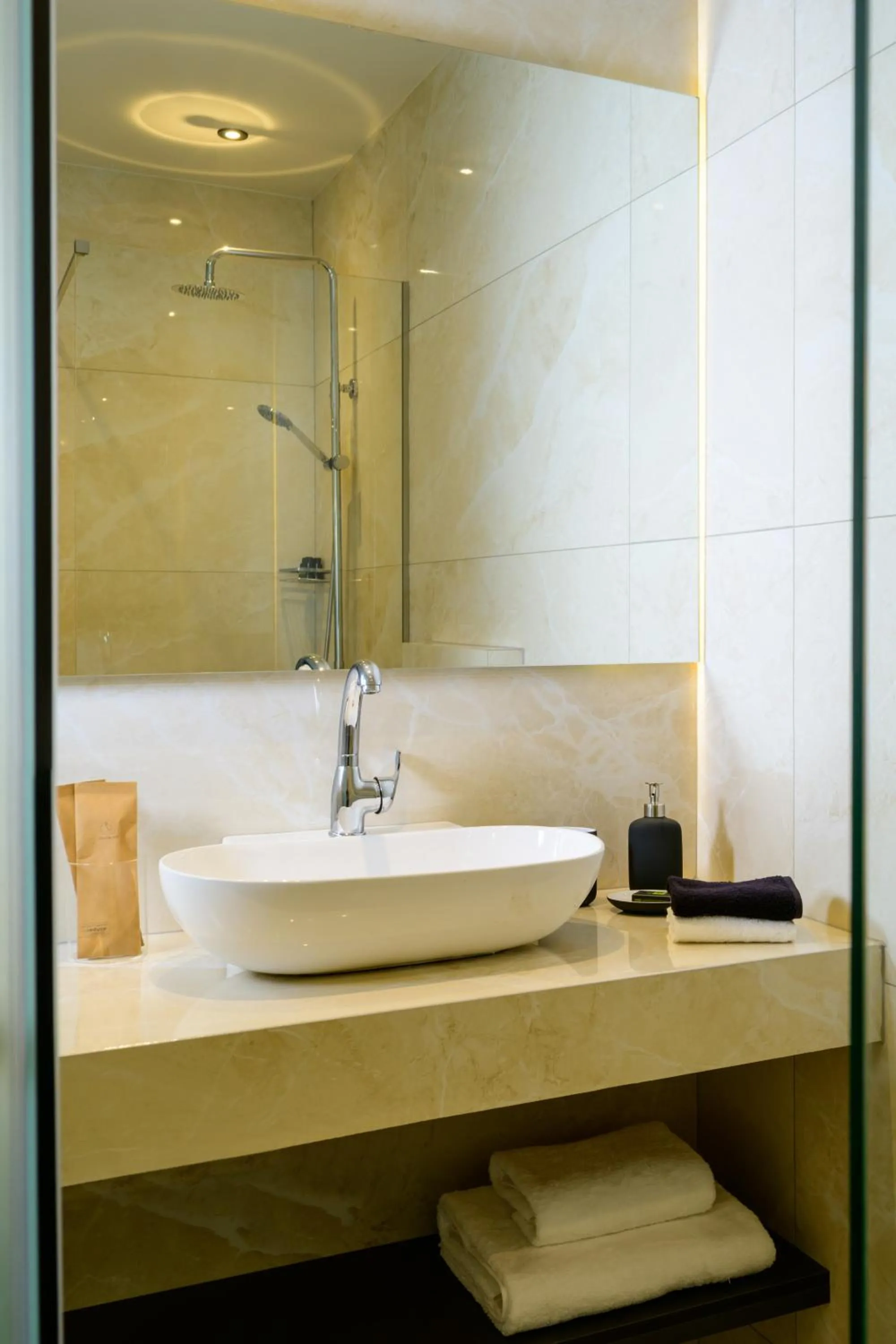 Bathroom in Ermou 26 Hotel