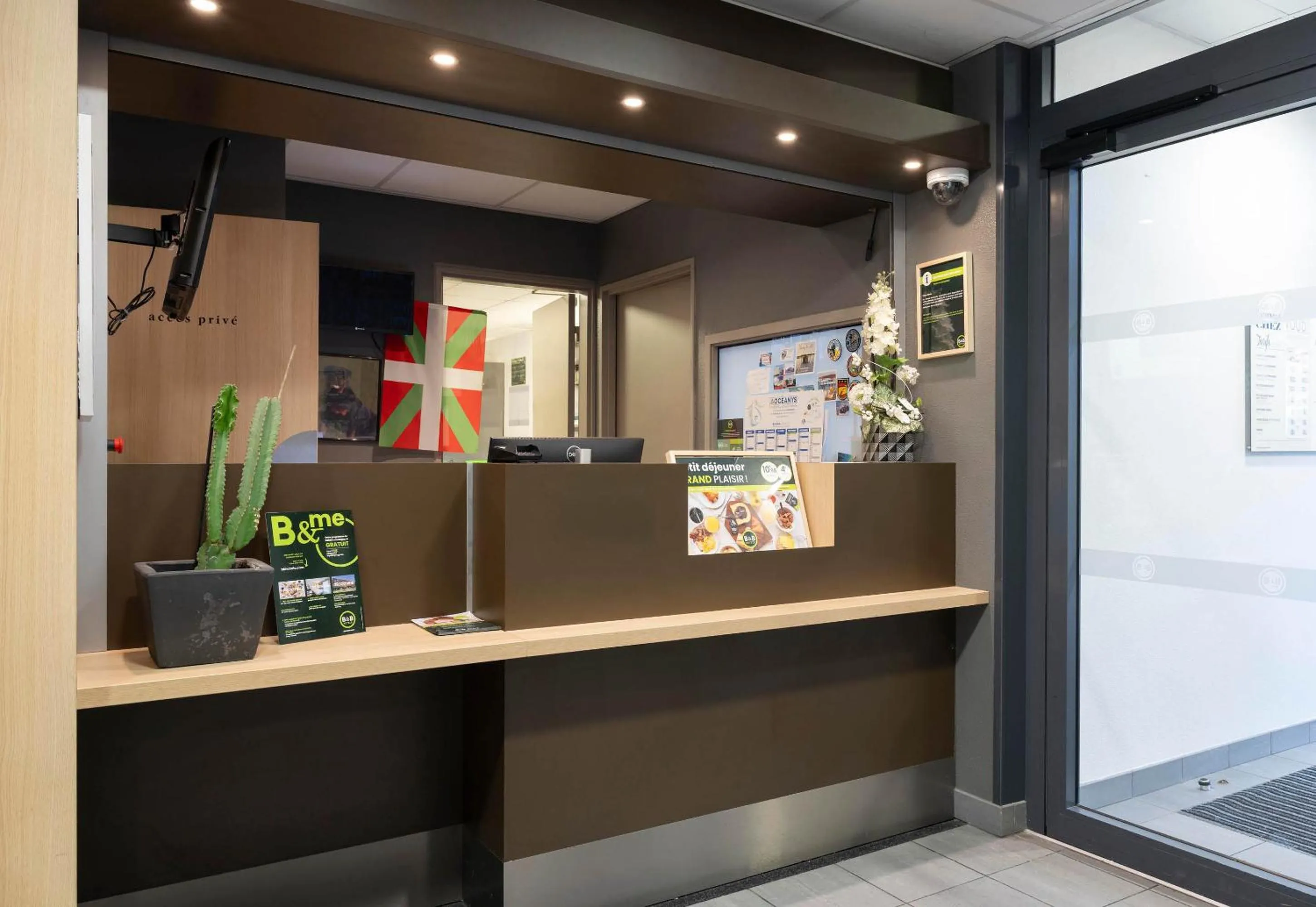 Lobby or reception in B&B HOTEL Bayonne Tarnos