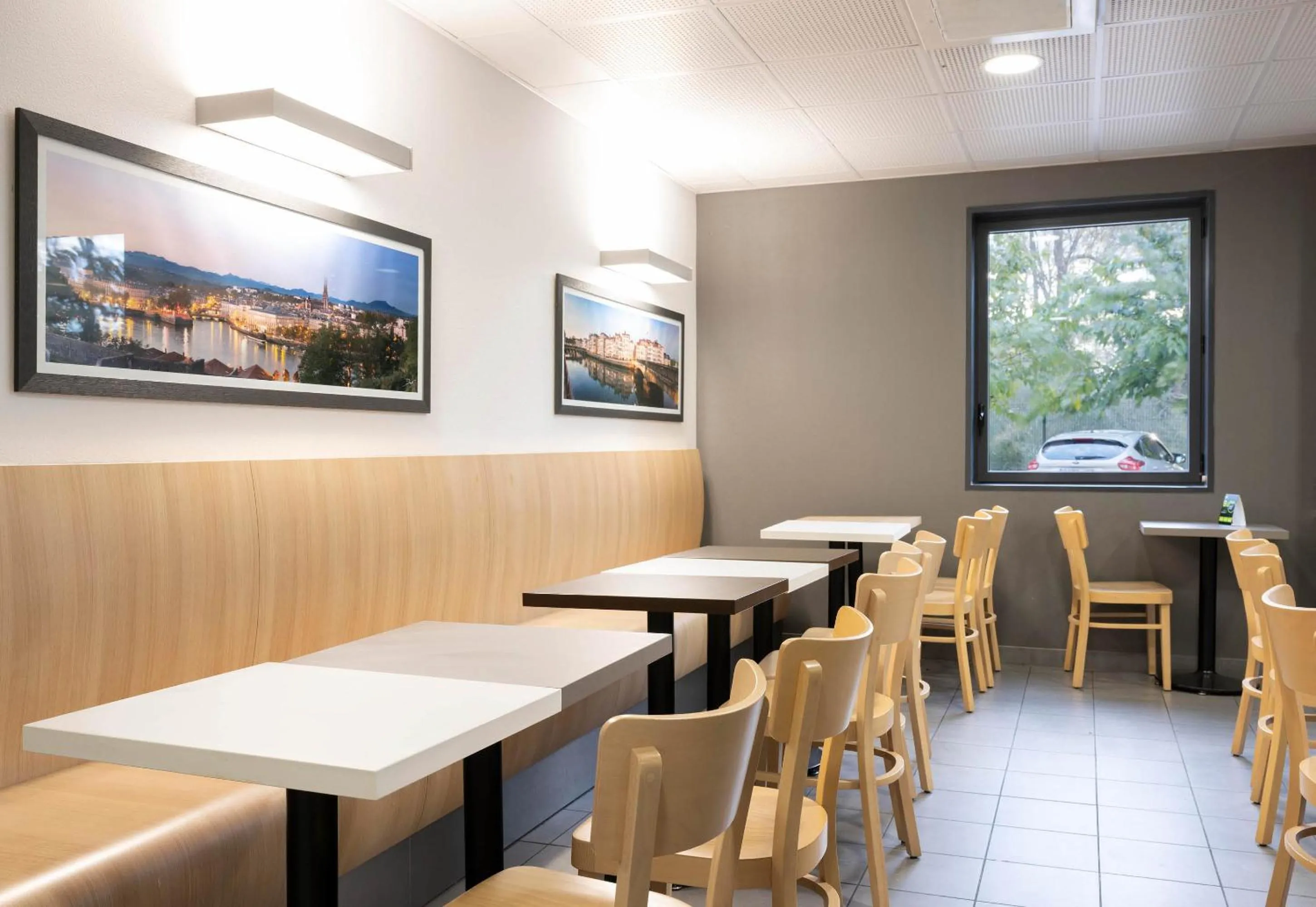 Restaurant/places to eat in B&B HOTEL Bayonne Tarnos