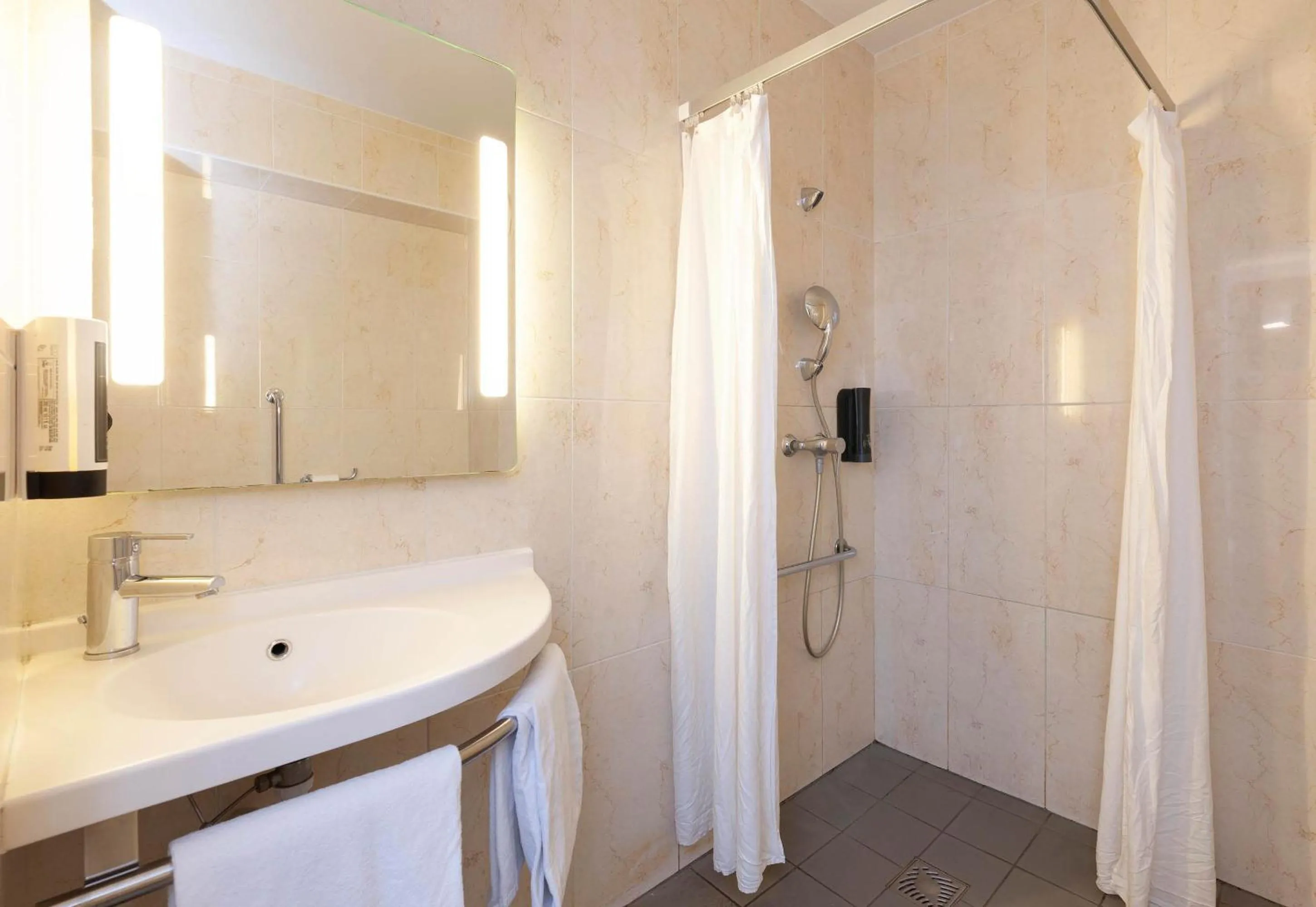 Bathroom in B&B HOTEL Bayonne Tarnos