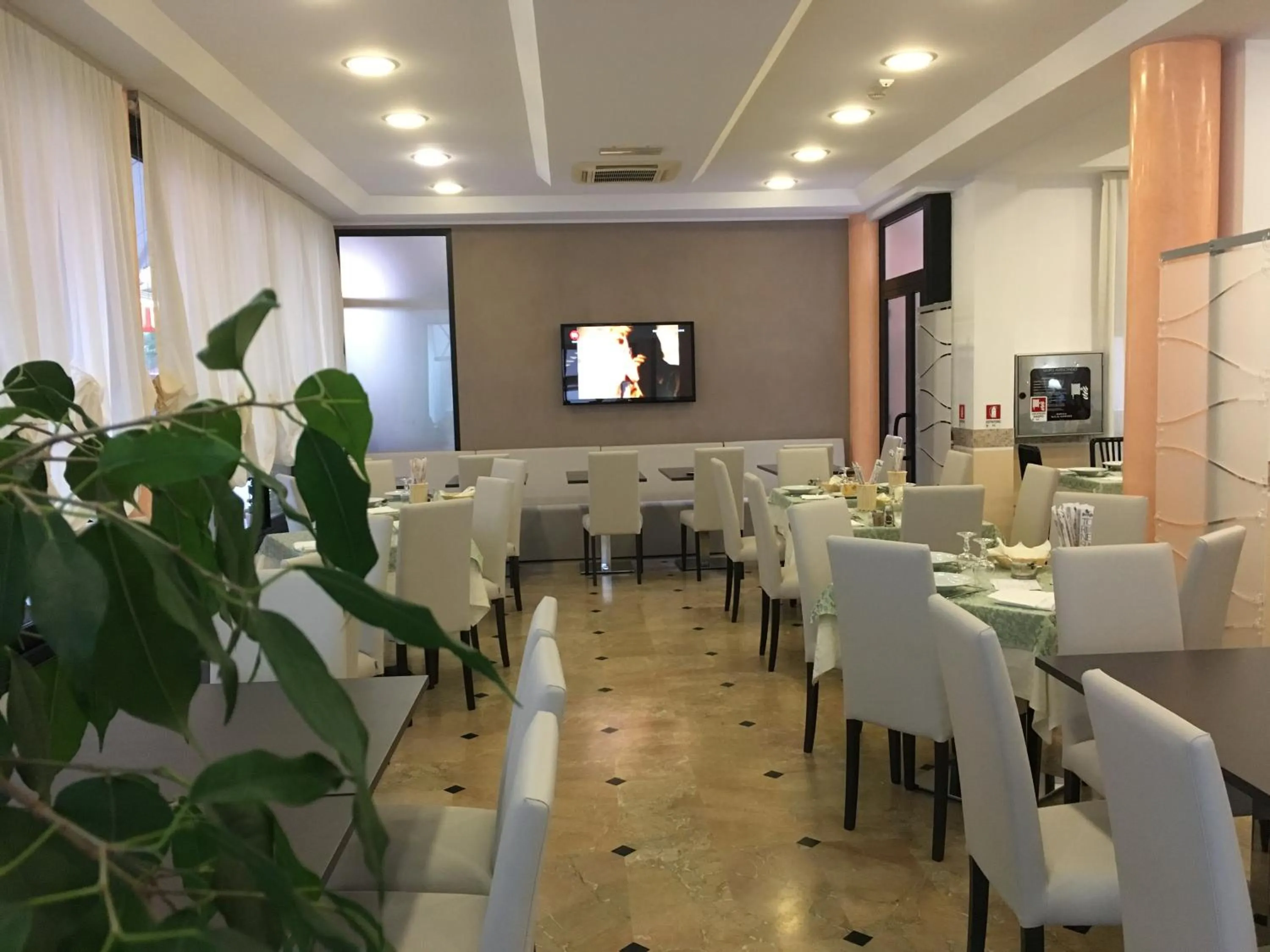 Restaurant/places to eat in Hotel Novella