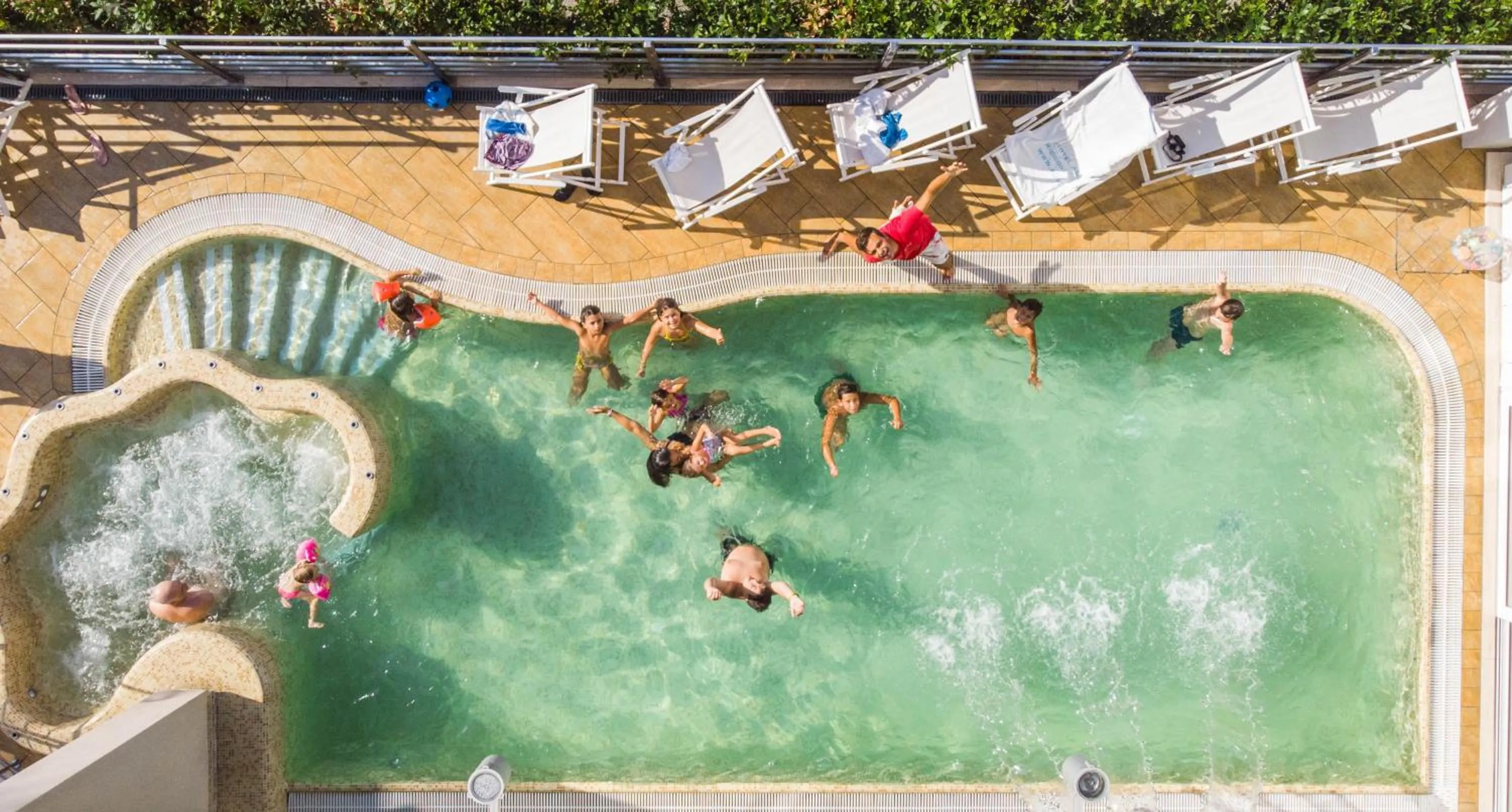 People in Hotel Adlon - FRONTE MARE