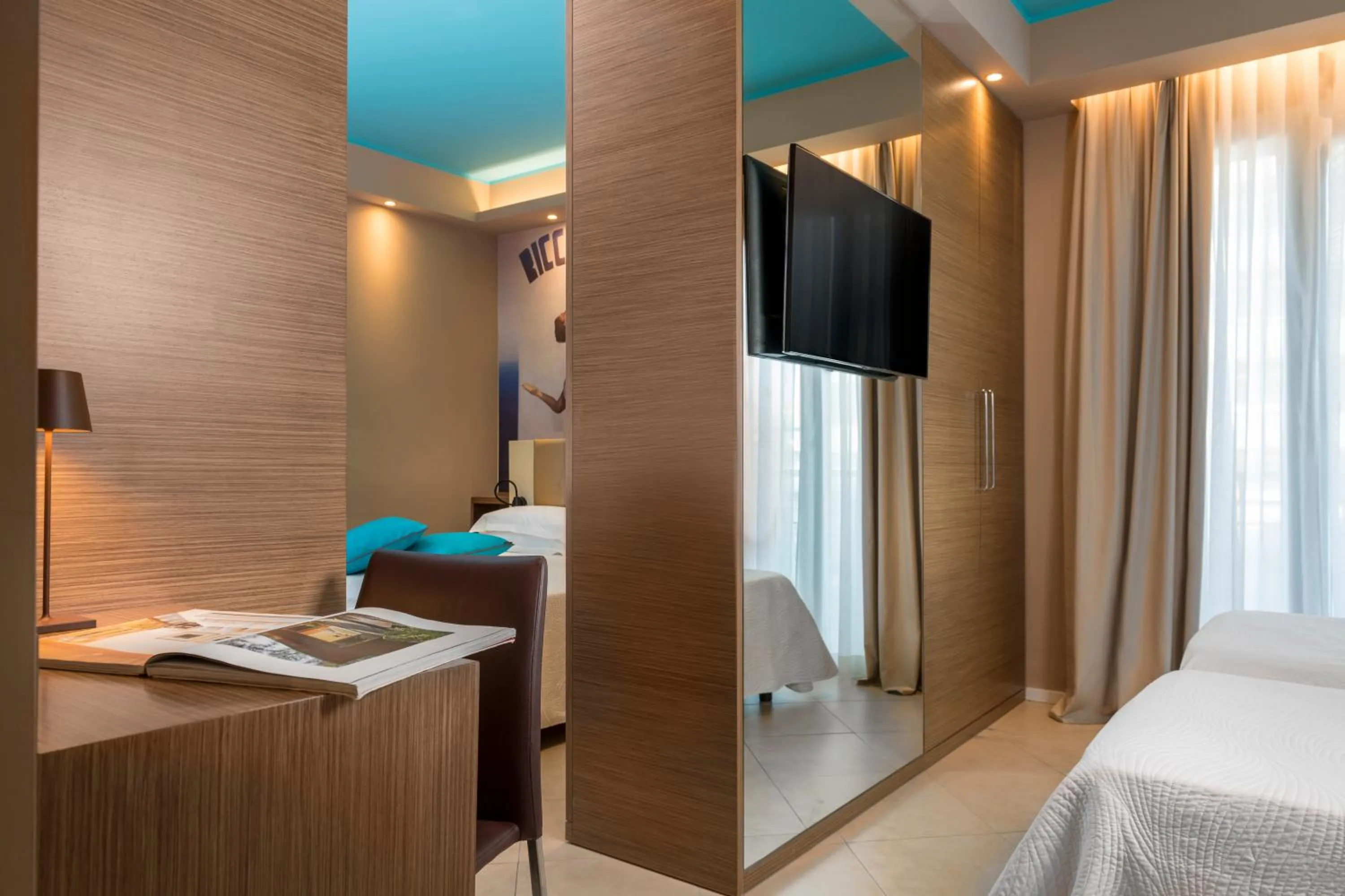 TV and multimedia, Bed in Hotel Adlon - FRONTE MARE