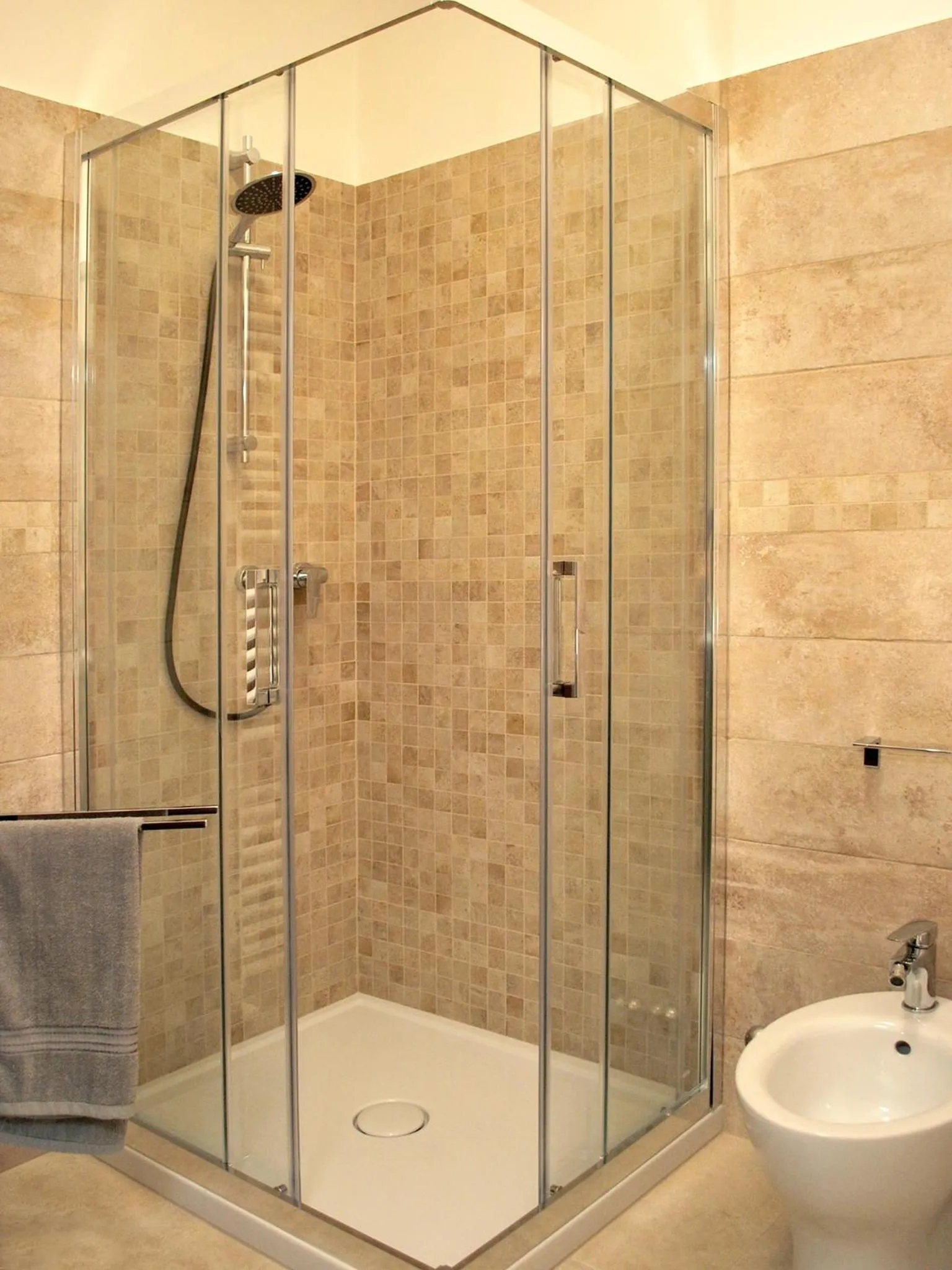 Shower in B&B Villa Paradiso