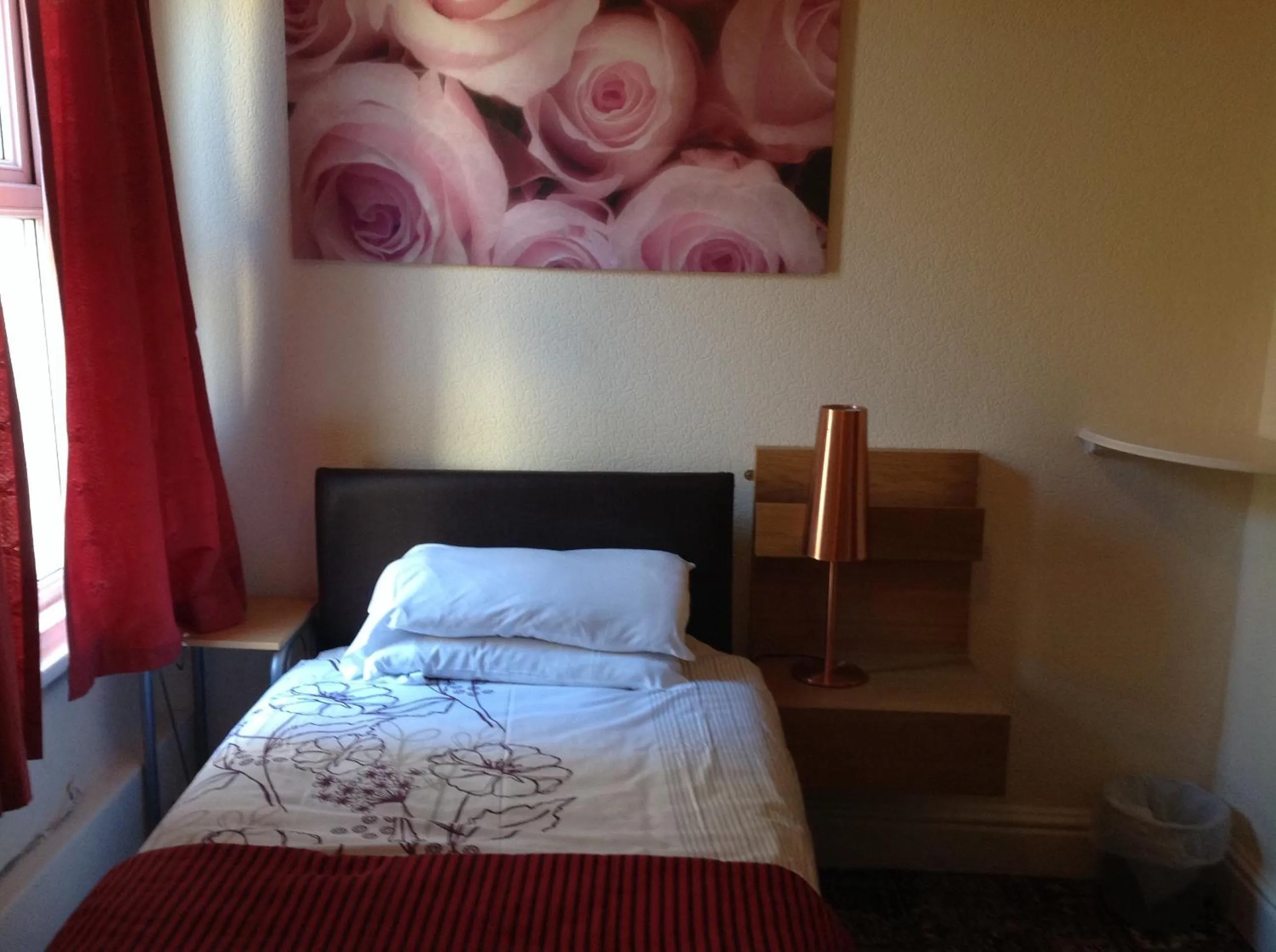 Bedroom, Bed in Cowley Hotel