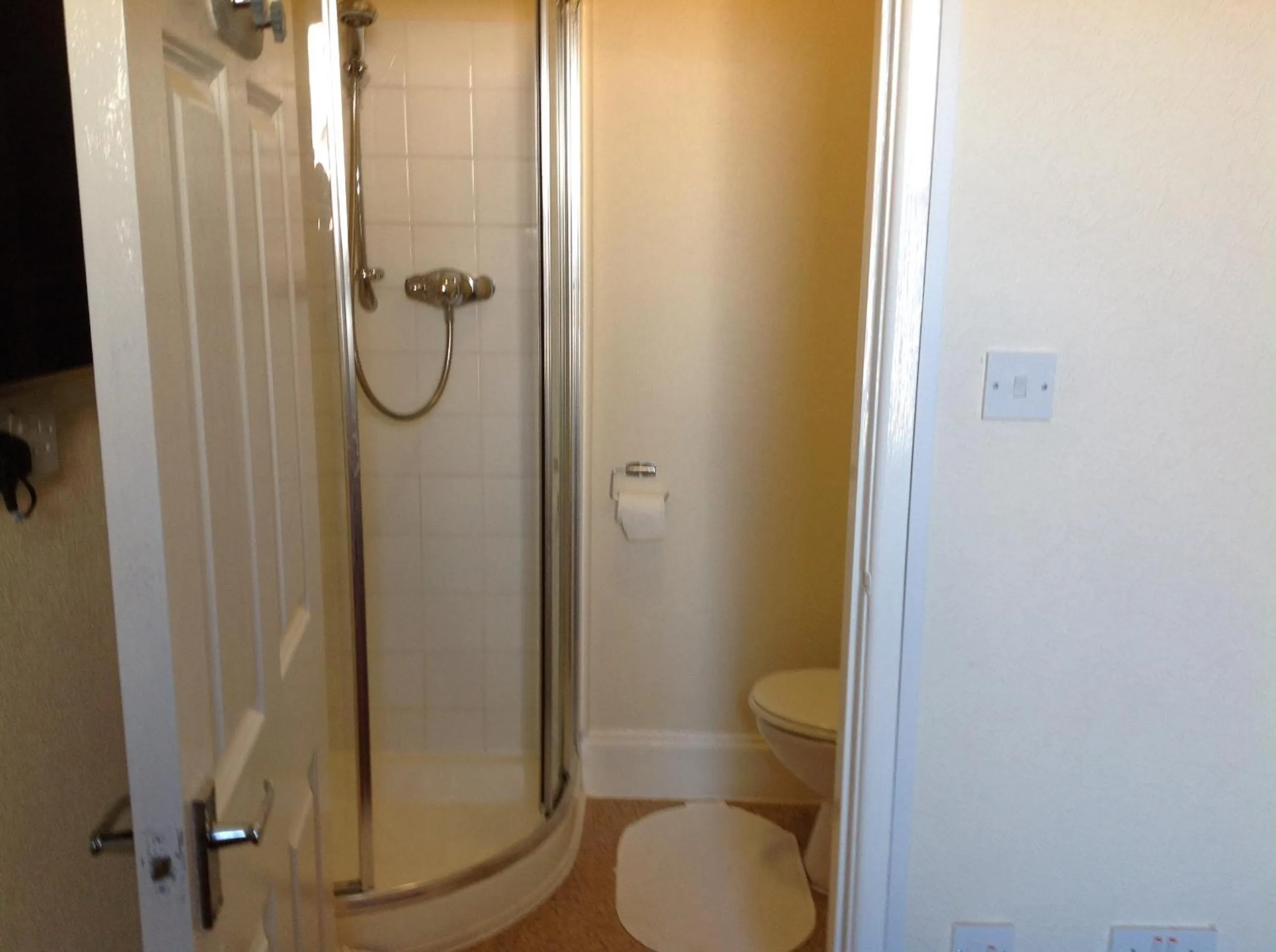 Bathroom in Cowley Hotel