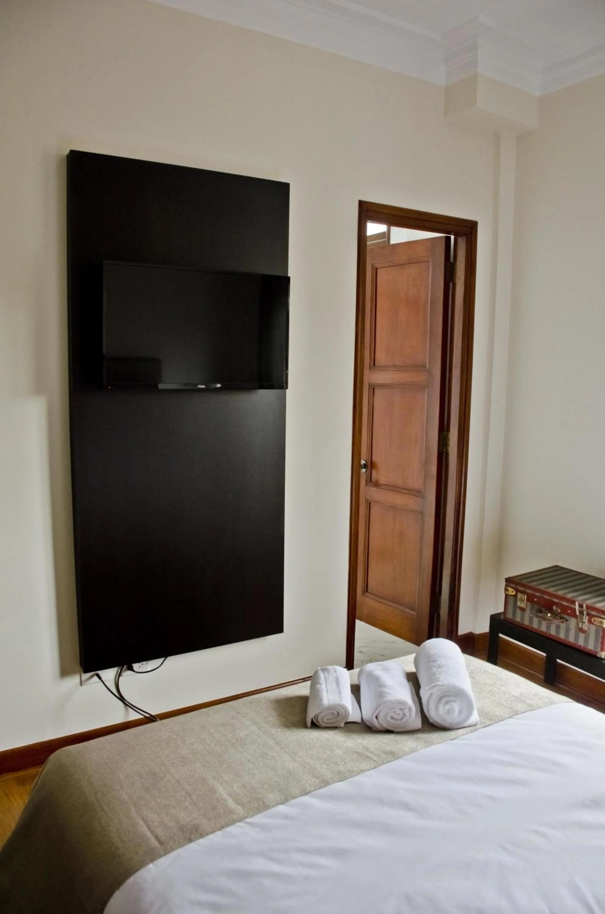 TV and multimedia, Bed in Larq'a Park Rooms