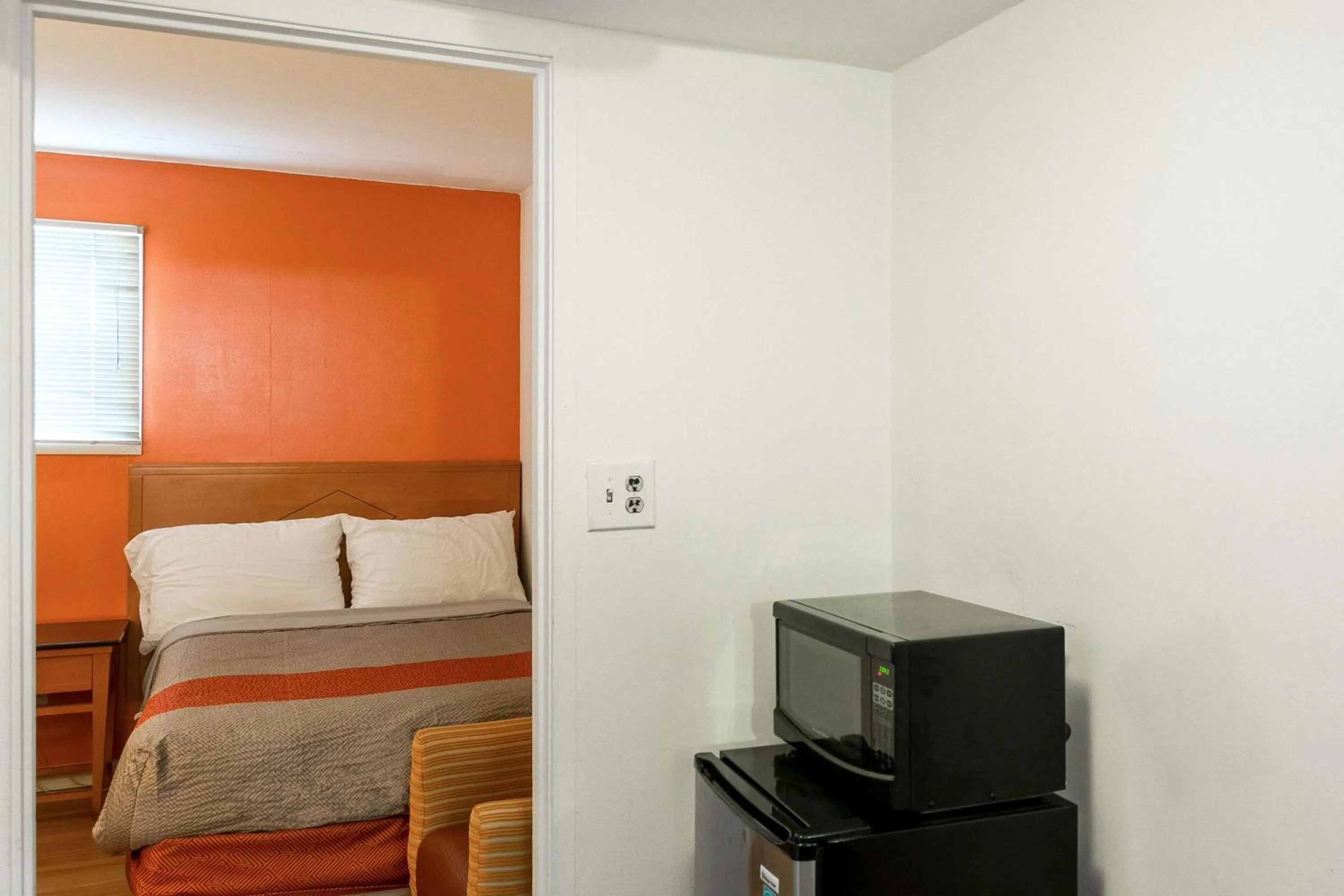 Photo of the whole room in Flamingo Motel