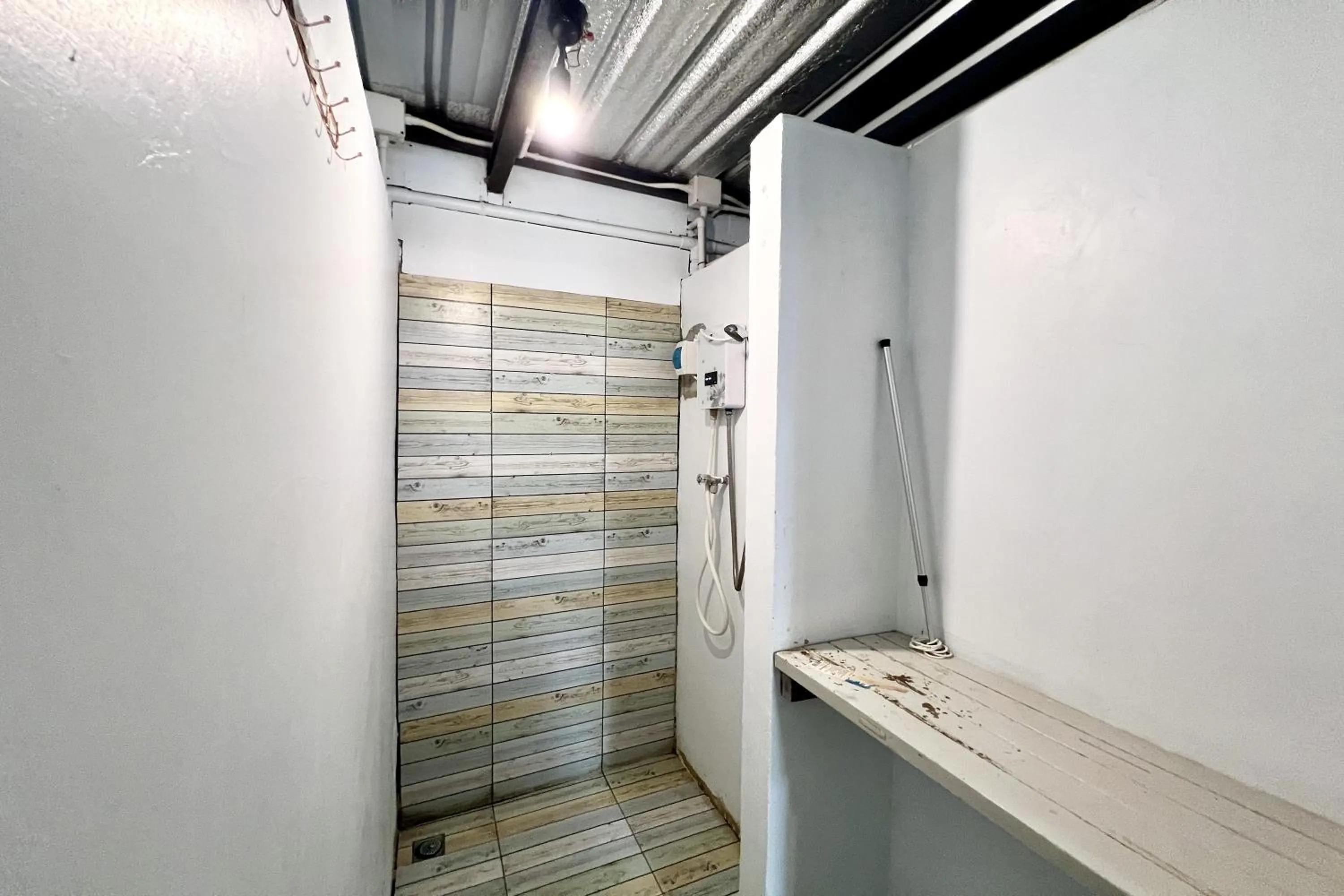 Shower in Orchid Hostel Near Bumrungrad hospital and Nana Market