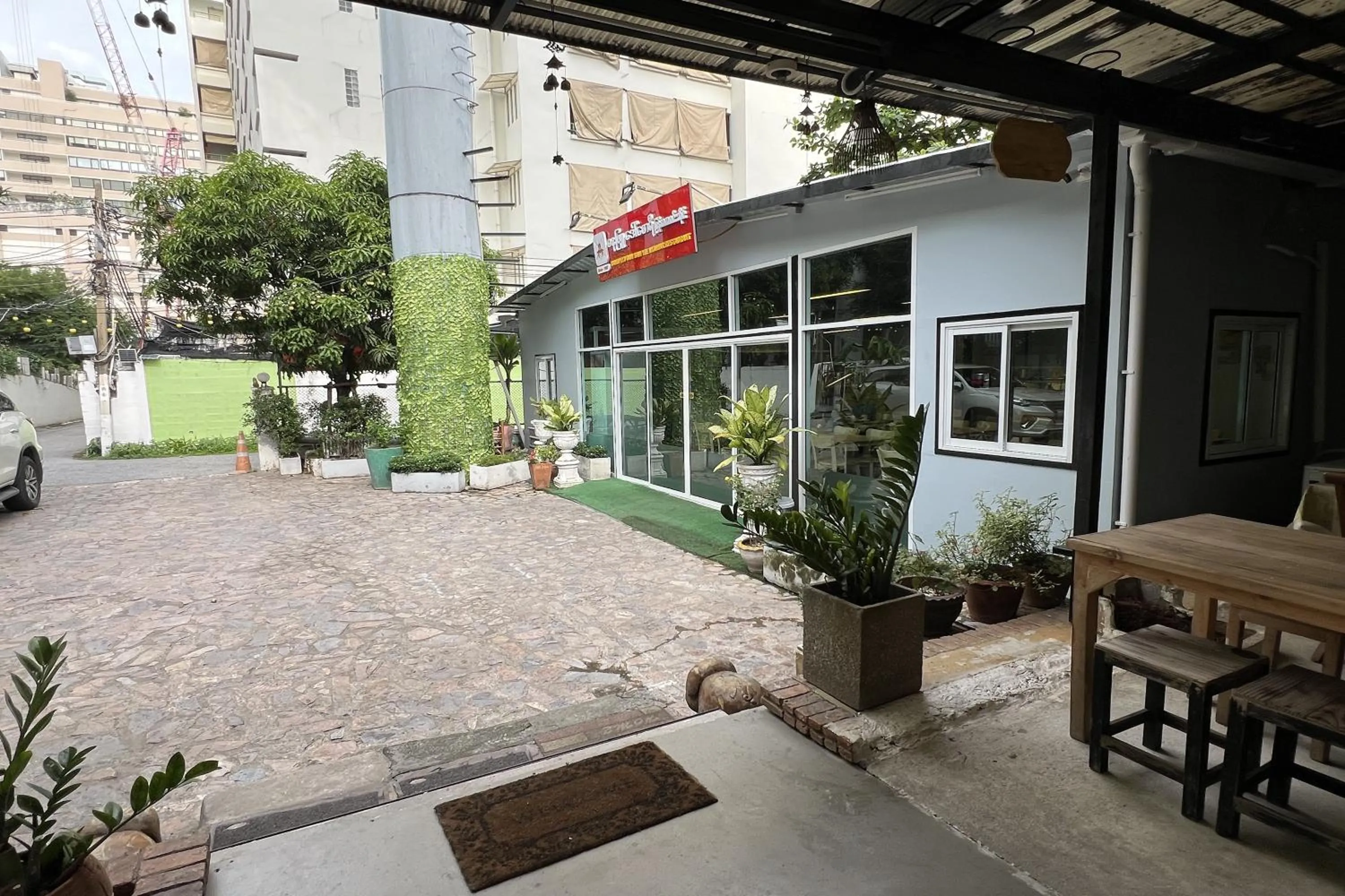 Property building in Orchid Hostel Near Bumrungrad hospital and Nana Market