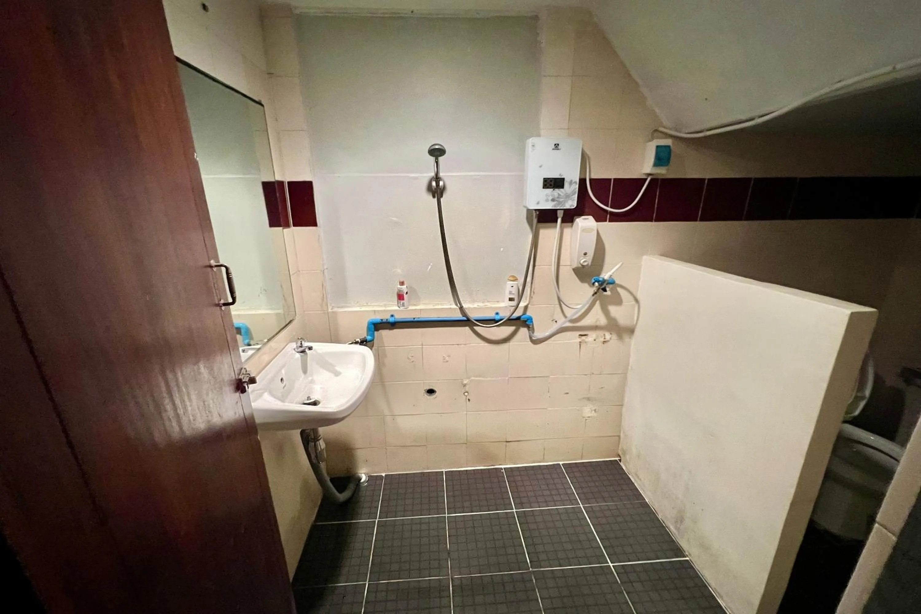 Bathroom in Orchid Hostel Near Bumrungrad hospital and Nana Market